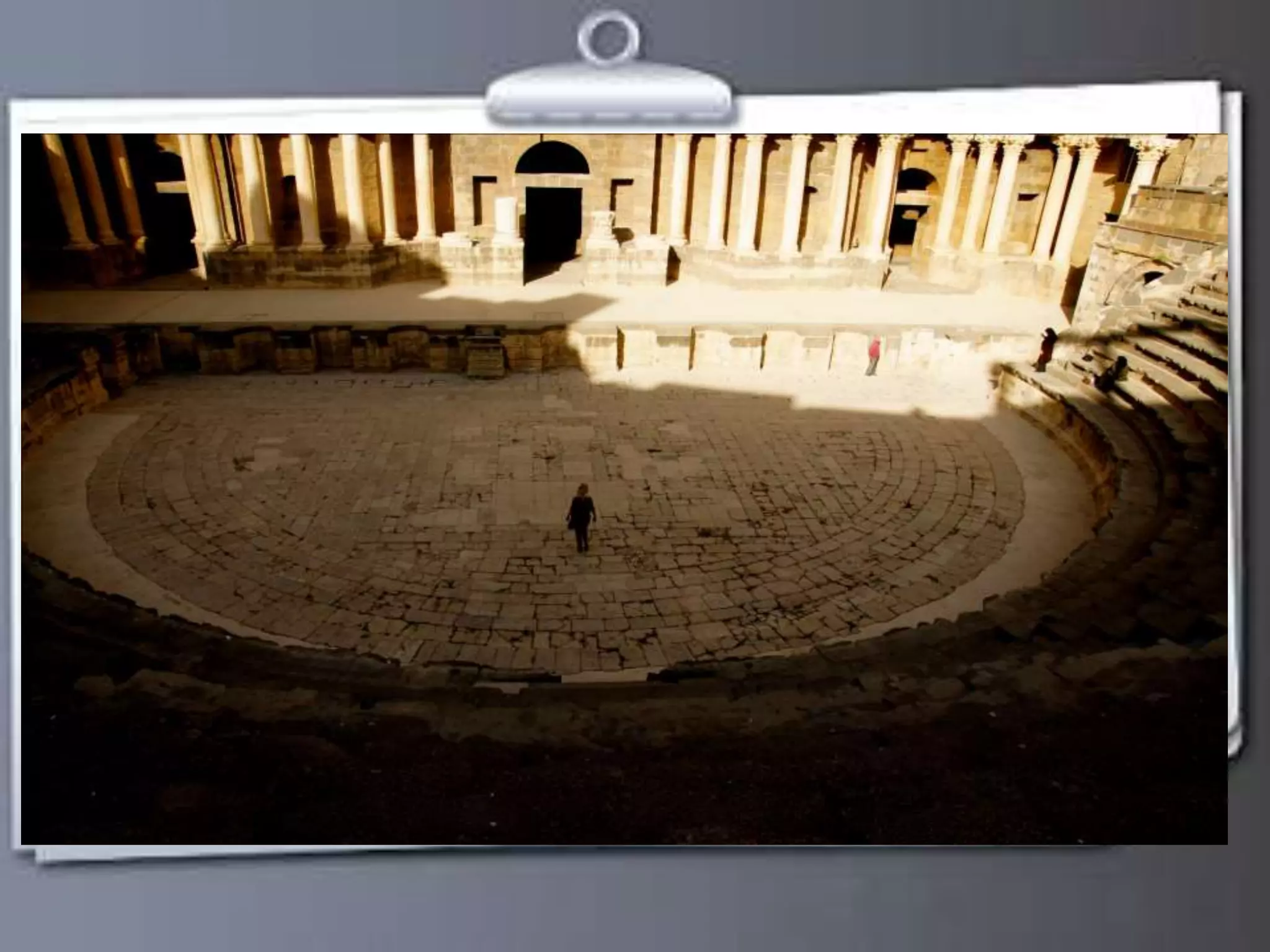 L’architecture de le Théâtre 
 Planifié par l’architecte syrien Apolodoro Dimishian . 
 Le haut de le Théâtre : 22 m . 
 Le diamétre du demi-cércle : 102 m . 
 La longueur de les planches : 45.5 m . 
 Le gradin est consisté en 37 rangs . 
 37 rangs = 14 bas + 18 median + 5 haut . 
 construit des rocs localaux du basalte. 
 Le commencement de la restauration à 1946. 
 