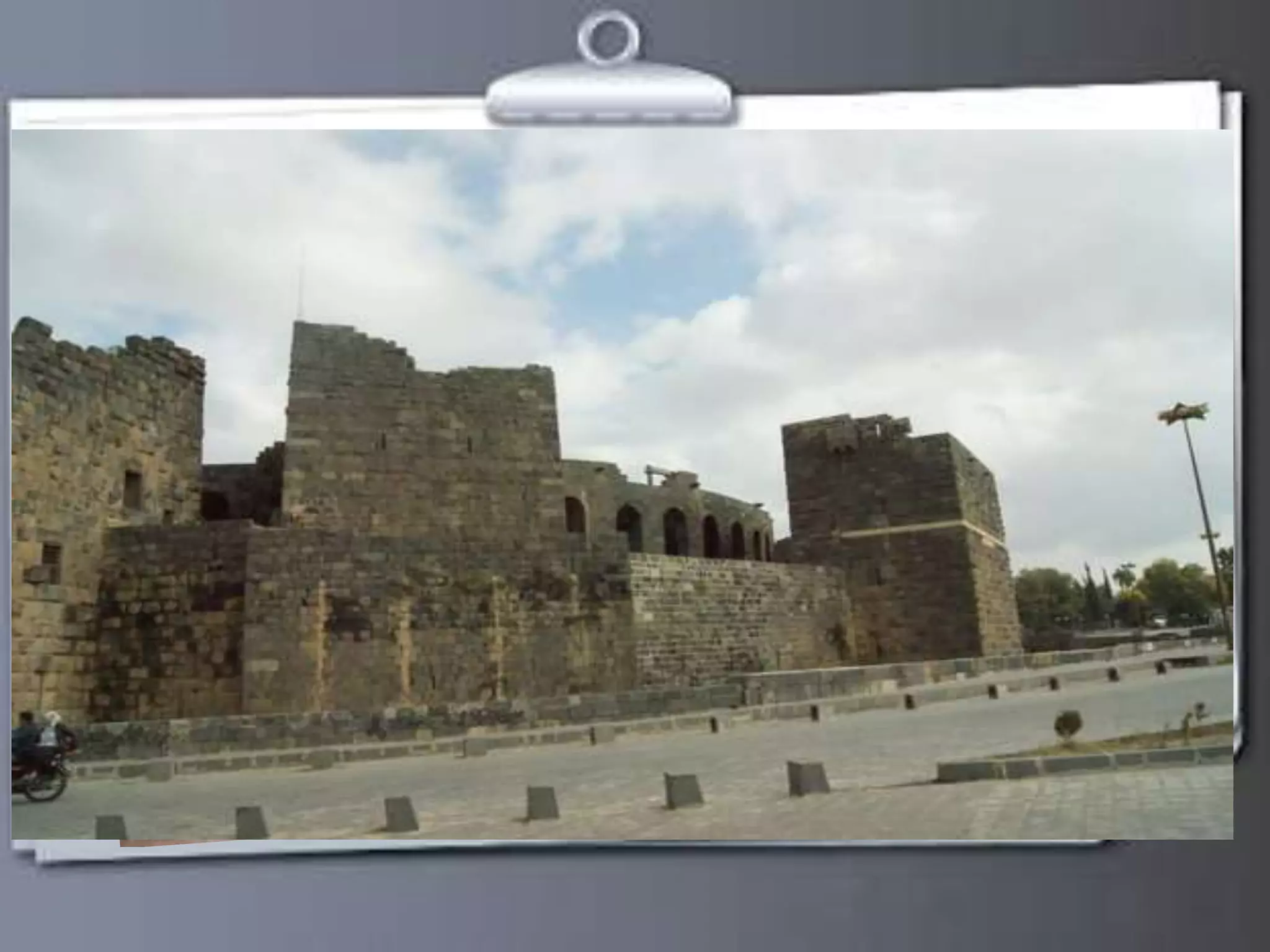 LA Ci tadel le 
 La construction est terminée en 1231 après J-C . 
 La seule citadelle qui entourent un théâtre. 
 Maintenue le theatre de la démolition. 
 L’espace : 17000 m2 . 
 Composée de 11 To u r s . 
 Est entouré par une tranchée profonde. 
 