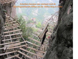 Arbeiders bouwen een voetpad rond de
duizelingwekkende kliffen van de Shifou Berg in China
 