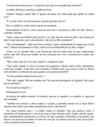 “Falaram-me muitas coisas! A propósito, para que é esse punhal que trouxeste?” 
A mulher disfarçou e guardou o punhal na bolsa. 
“Punhal? Imagine, minha filha. É apenas um pente, um velho pente que ganhei de minha 
avó!” 
“É verdade. Devo ter alucinado por conta da gravidez, não é?” 
Riu, e a mulher só soube imitar o gesto nervosamente. 
Samarapunzel se deteve, virou o pescoço para trás e encontrou os olhos da mãe. Voltou a 
caminhar, dizendo: 
“Sabes, agora que também estou prestes a ser mãe, dou-me conta de tudo o que fizeste por 
mim! Ainda mais por eu ter sido adotada, e não ser tua filha verdadeira!” 
“Ora, Samarapunzel... sabes que nosso coração é igual, independente do sangue que circula 
nele!”. Depois de pronunciar a frase, sentiu certo ressentimento por ter dito “sangue”. 
“Claro, eu sei, mamãe! Mas o que fizeste por mim foi muito mais do que simplesmente 
adotar uma órfã. Deste-me carinho, um lar. Ensinaste-me a ler, e ensinaste-me o poder das 
histórias.” 
“São o único jeito de viver para sempre!”, completou a mãe. 
“Tens razão, mamãe! E disso eu jamais me esquecerei. Dentre outras lições importantes, 
como por exemplo, a não falar com estranhos. Contudo, acho isso curioso, como eu falaria 
com estranhos se trancaste-me aqui quando eu era apenas um bebê?” 
“Eu não pretendia mantê-la presa para...” 
“Não, não, mamãe. Não me entendas mal. Sei que tua preocupação foi genuína. Não quero 
que te expliques!” 
“Eu só queria protegê-la...” 
Samarapunzel sorriu. 
As pernas da mulher tremiam. As paredes suavam, os quadros e as panelas se agitavam 
nervosamente. 
“Também me ensinaste a dizer sempre a verdade, e pretendo ensinar isso a meus filhos! 
Apenas acho irônico que tenhas mentido para mim a vida inteira!” 
“Eu nunca mentiria para...”, a mulher tentou se defender. Sem que pudesse notar, a 
caminhada de Samarapunzel a envolvera num círculo formado pelos longos cabelos negros. 
Que repentinamente começaram a se mover tal qual serpentes, enrolando-se nas pernas, nos 
braços e no pescoço da mulher. O susto fez com que ela pulasse para trás, mas já era tarde: 
estava irremediavelmente presa. 
 
