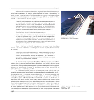 Escala gregária
142
Fica nítida, nessa enumeração, a ﬁsionomia gregária assumida pelo próprio espaço, cuja
ocupação é – ou ainda será, no caso dos setores atualmente inacabados – bastante densa. De
acordo com essa leitura, a própria conﬁguração espacial do centro é que propiciaria as condições
necessárias ao encontro das pessoas. Lucio Costa lembrava, ao defender sua cidade, em 1967, a
intenção – e intencionalidade – da escala gregária:
A cidade foi, de fato, concebida em função de três escalas diferentes: a escala coletiva ou
monumental, a escala cotidiana ou residencial e a escala concentrada ou gregária; o jogo
dessas três escalas é que lhe dará o caráter próprio deﬁnitivo. No momento, essa terceira
escala, que corresponde ao centro social e de diversões, ou seja, ao coração da cidade,
não existe. [...] Esse foco urbano de congestão foi deliberadamente concebido para fazer
contraponto aos espaços desafogados e serenos das superquadras residenciais [...]9
Maria Elisa Costa compartilha dessa opinião quando aﬁrma:
Existem ainda situações onde é necessário resgatar proposições do Plano Piloto original
que foram mal interpretadas, como é o caso, por exemplo, do núcleo central da cidade,
onde a Memória Descritiva propõe edifícios soltos, mas recomenda ocupação densa ao
nível térreo, visando criar condições agregadoras através da circulação pedestre (sic), ou
seja, exatamente o inverso do que ocorre, por exemplo, no Setor Comercial Norte. Nesta
área, regida pela escala gregária, não cabem inserções bucólicas.10
Graças a essa maior densidade de ocupação, portanto, estariam dadas as condições
espaciais a inﬂuenciar – e determinar – o caráter gregário do centro da cidade. Ainda no entender
de Kohlsdorf:
Estes atributos propiciam aglomeração e encontro, características que são inerentes ao
conceito de centro como lugar de trocas (econômicas, sociais, afetivas, culturais, simbó-
licas, etc.). Tais encontros/trocas no centro são interpessoais (e não “interveículos!”);
portanto, deve-se assumir que o domínio do centro deve ser realizado por locomoção a
pé: centro é lugar, preferivelmente, de pedestres.11
No desenvolvimento do projeto do Plano Piloto de Brasília, os setores centrais foram
tratados com características urbanísticas variadas. Apresentam maior dinâmica de uso os setores
cujos atributos urbanísticos adotados são aqueles historicamente associados a centros urbanos:
justamente o “foco urbano de congestão” de que falava o autor do Plano, bastante nítida nos
Setores de Diversões e no Setor Comercial Sul.
Em outros setores, contudo, preferiu-se uma tipologia de grandes lotes com ediﬁcações
em altura, desconectadas do tecido urbano, resultando em grandes massas ediﬁcadas em que a
dinâmica de uso tende a se concentrar no interior dos edifícios, em detrimento do uso e da quali-
ﬁcação dos espaços públicos. Isso ocorre, por exemplo, no SCN e nas quadras 3 e 4 do SBS (onde
estão o Banco Central do Brasil e a Caixa Econômica Federal), que podem ser identiﬁcados, por
esse motivo, como trechos do centro urbano onde se observa o menor grau de aproximação com
as prescrições do Relatório do Plano Piloto . Faltam-lhe principalmente as condições para o trânsito
livre de pedestres que evitassem interferências com os edifícios e com o sistema viário próprio dos
veículos. Ao contrário, a separação entre malhas para pedestres e automóveis, tão característica
do projeto de Brasília, mal se vê no desenho dos inacabados setores centrais da Asa Norte. Estes,
cujos projetos foram desenvolvidos mais recentemente que os do SCS, do SDS e do SDN, chegam
Figura 6 - SCN
Foto de Daniela G. Goulart, 2009
Detalhe de edifício no Setor Comercial Norte.
9 COSTA, 1995 (1967). p. 301-303, grifo nosso.
10 COSTA, M. E., 1997.
11 KOHLSDORF, 1997.
 