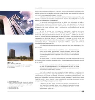 Brasília 1960 2010
143
mesmo a se assemelhar a parcelamentos tradicionais, nos quais as ediﬁcações comparecem como
volumes fechados em seu perímetro, formando grandes barreiras, sem favorecer sua integração
com os edifícios e o espaço público que as circundam.
A dinâmica urbana em áreas centrais não está relacionada apenas a sua conﬁguração
espacial, mas também à diversidade de usos e atividades. O centro urbano é lugar de trocas, onde
diversos usos interagem e se complementam.
Em termos de uso do solo, percebe-se ter havido uma exacerbação da caracte-
rização funcional presente no Relatório do Plano Piloto: usos que deveriam ser apenas
predominantes se tornaram praticamente exclusivos. Tanto assim que o próprio Lucio Costa
recomendou, em Brasília Revisitada (1987), “não insistir na excessiva setorização de usos
no centro urbano”.
Tal nível de restrição está intrinsecamente relacionado a problemas recorrentes
em áreas centrais, como o comércio informal. No Setor de Autarquias Sul, por exemplo, a
ausência de ediﬁcações destinadas a comércio de apoio propicia a proliferação de ambu-
lantes que oferecem serviços de alimentação em plena área pública, com condições sanitárias
inadequadas. Nos Setores de Rádio e TV (SRTVN) e (SRTVS), onde as normas de uso do solo
admitem poucas atividades além das relacionadas a comunicação, publicidade e imprensa,
tais restrições obrigam a maior parte das empresas ali instaladas a operar com alvarás de
funcionamento em caráter precário.
O Pré-diagnóstico dos principais problemas urbanos do Plano Piloto de Brasília, de 1994,
apontava que:
O zoneamento monofuncional trouxe problemas para o desenvolvimento das
práticas sociais urbanas, pois cada setor funciona tão-somente durante os horá-
rios inerentes às suas atividades, esvaziando-se em seguida, dando lugar a práticas
marginalizadas que se valem da ausência de qualquer circulação para escamotearem
suas atividades.12
No mesmo sentido, o GT Brasília,13
responsável pela formulação da proposta de inscrição
de Brasília na Lista do Patrimônio Mundial da Unesco, manifesta-se em relação à excessiva restrição
de uso do solo:
Em outros aspectos, houve livres interpretações do plano de Lucio Costa que resultaram,
por vezes, em condições problemáticas a um desenvolvimento mais pleno das práticas
sociais urbanas; é o caso da atual estrutura de uso do solo, que potencializou o zonea-
mento monofuncional das diversas atividades.14
Trata-se de um aspecto extremamente importante, capaz de provocar o esvaziamento e,
consequentemente, a prematura degradação de trechos do centro, destacando-se o Setor Comer-
cial Sul. Caso tal situação não seja revertida, as empresas ali instaladas podem transferir-se para
setores mais recentemente ediﬁcados, diminuindo os valores imobiliários e abrindo espaço para a
ﬁxação de cortiços e guetos. Ademais, a baixa atratividade do centro traz outros efeitos nocivos,
como aponta o Pré-diagnóstico anteriormente citado:
A deterioração das áreas centrais impulsiona uma pressão de usos inadequados nas
zonas residenciais. As atividades de lazer noturno, que teriam nas zonas centrais local
propício, se voltam para comércios locais, trazendo problemas de diversas naturezas
(estacionamento, acústico, etc.).15
Figura 7 - SBS
Foto de Maurício G. Goulart, 2007
Caixa Econômica Federal (à esquerda) e Banco Central do Brasil,
edifícios isolados nas quadras 3 e 4 do SBS, vistos a partir
do Eixo Rodoviário.
12 GDF/NOT/GEPLAN, 1994.
13 Assim foi chamado o Grupo de Trabalho para Preservação
do Patrimônio Histórico e Cultural de Brasília, constituído por
Governo do Distrito Federal, Universidade de Brasília e Minis-
tério da Cultura, entre 1981 e 1985.
14 GDF/MinC-IPHAN, 1985.
15 GDF/NOT/GEPLAN, 1994.
 