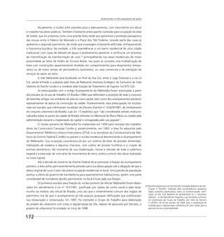 Escala bucólica: os três mosqueteiros são quatro
172
Atualmente, o núcleo sofre pressões para o adensamento, com crescimento em altura
e invasões nas áreas públicas. Também é bastante preocupante a pressão para ocupação da área
de tutela, que foi proposta como uma grande faixa verde que garantisse a proteção paisagística
das visuais entre o Palácio da Alvorada e a Praça dos Três Poderes. Grande parte das casas já
apresenta o segundo pavimento, de modo que a paisagem é bastante ediﬁcada, enfraquecendo
a ﬁsionomia bucólica. Na verdade, a Vila assemelha-se a um bairro residencial de uma cidade
tradicional, com casas de telhado de águas e posteamento aparente, e veriﬁca-se um processo
de intensiﬁcação da transformação de usos,33
principalmente nas áreas residenciais de maior
proximidade ao Setor de Hotéis de Turismo Norte, nas quais se constata uma multiplicação de
lotes com construções aparentemente divididas em compartimentos para alojamentos tempo-
rários ou de maior tempo de permanência (quitinetes), ou usos comerciais e de prestação de
serviços de apoio ao setor.
A Vila Telebrasília está localizada no ﬁnal da Asa Sul, entre o Lago Paranoá e a via L4
Sul, sendo limitada a sudoeste pela Área de Relevante Interesse Ecológico do Santuário de Vida
Silvestre do Riacho Fundo e a nordeste pela Estação de Tratamento de Esgotos Sul (ETE Sul).
As preocupações com o antigo Acampamento da Telebrasília foram acentuadas a partir
dos estudos do Grupo de Trabalho GT Brasília (1985) que defendiam a proteção de todo o conjunto
de fazendas antigas nos arredores da área da nova capital, bem como dos acampamentos pioneiros
representativos da época da construção da cidade. Posteriormente, essa preocupação foi incorpo-
rada aos estudos que culminaram na edição do Decreto Distrital no
10.829/1987, de tombamento
do conjunto urbanístico de Brasília, cujo art. 13 explicitou que “são considerados setores institucio-
nalizados todas as partes da cidade de Brasília referidas no Memorial do Plano Piloto ou criadas pela
administração durante a implantação da capital e consagradas pelo uso popular”.
O núcleo pioneiro da Telebrasília foi implantado em 1956 para moradia dos trabalha-
dores da Construtora Camargo Corrêa e, posteriormente, em 1963, a área foi adquirida pelo
Departamento Telefônico Urbano Interurbano (DTUI), e os servidores da Concessionária de Tele-
fonia do Distrito Federal (Cotelb) ocuparam o núcleo residencial denominando-o Acampamento
da Telebrasília. Sua ocupação caracterizou-se por um sistema de lotes de grandes dimensões,
habitações de madeira e algumas chácaras, com cultivo de árvores frutíferas e a criação de
animais domésticos. No momento de sua implantação, houve a retirada de toda a cobertura
vegetal e a execução de uma série de movimentos de terra, prática comum das obras realizadas
na nova capital.
Até a decisão do Governo do Distrito Federal de se promover a ﬁxação do acampamento
pioneiro, a área sofreu permanentemente pressões para sua desocupação sob a alegação de que o
plano original de Lucio Costa não previa ocupação residencial no local. Uma parcela da população
aceitou a oferta do governo de transferência para assentamentos habitacionais, porém uma parte
considerável de moradores decidiu permanecer no local e lutar pela sua ﬁxação.
Os primeiros estudos para ﬁxação do núcleo pioneiro da Vila da Telebrasília foram elabo-
rados em atendimento à Lei no
161/1991, justiﬁcado por razões de cunho social e pelo teste-
munho da história não oﬁcial de Brasília, uma vez que o entendimento comum dos órgãos de
patrimônio era de que o acampamento já não possuía quaisquer ediﬁcações que justiﬁcassem
sua restauração e conservação. Em 1997, foi instituído o Grupo de Trabalho para elaboração
do projeto de urbanismo com vistas à regularização da Vila. Apesar de aprovado por Decreto, o
projeto de urbanismo foi anulado no início de 1998.
33 Recente diagnóstico da Vila Planalto intitulado Relatório de Veri-
ﬁcação no
02/2007, realizado pela Sucon/Seduma, apresenta
dados bastante signiﬁcativos sobre as transformações veriﬁ-
cadas na Vila. Esse Relatório foi apresentado no 1o
Seminário
Seduma – A Vila Planalto em Proposta, cujo resultado culminou
na constituição de Grupo de Trabalho, por meio do Decreto
no
29.652, de 28 de outubro de 2008, para a proposição de
medidas para a regularização urbanística da Vila e ações para a
garantia de sua sustentabilidade.
 