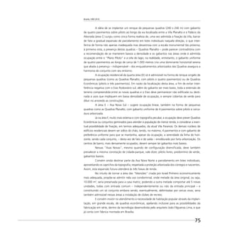 Brasília 1960 2010
75
A idéia de se implantar um renque de pequenas quadras (240 x 240 m) com gabarito
de quatro pavimentos sobre pilotis ao longo da via localizada entre a Vila Planalto e o Palácio da
Alvorada (área C) surgiu como única forma realista de, uma vez admitida a ﬁxação da Vila, barrar
de fato a gradual expansão de parcelamento em lotes individuais naquela direção, o que inter-
feriria de forma não apenas inadequada mas desastrosa com a escala monumental tão próxima;
à primeira vista, a presença destas quadras – Quadras Planalto – pode parecer contraditória com
a recomendação de se manterem baixos a densidade e os gabaritos nas áreas onde é admitida
ocupação entre o “Plano Piloto” e a orla do lago; na realidade, entretanto, o gabarito uniforme
de quatro pavimentos ao longo de cerca de 1.000 metros cria uma dominante horizontal serena
que aliada à presença – indispensável – dos enquadramentos arborizados das Quadras assegura a
harmonia do conjunto com seu entorno.
A ocupação residencial da quarta área (D) só é admissível na forma de renque singelo de
pequenas quadras (como as Quadras Planalto, com pilotis e quatro pavimentos) ou de Quadras
Econômicas (pilotis e três pavimentos). Em razão da localização desta área, a ﬁm de evitar inter-
ferência negativa com o Eixo Rodoviário sul, além do gabarito ser mais baixo, toda a extensão de
terreno compreendida entre as novas quadras e o Eixo deve permanecer não ediﬁcada ou desti-
nada a usos que impliquem em baixa densidade de ocupação, e sempre cobertas de verde para
diluir no arvoredo as construções.
A área E – Asa Nova Sul – sugere ocupação linear, também na forma de pequenas
quadras como as Quadras Planalto, com gabarito uniforme de 4 pavimentos sobre pilotis e cerca-
dura arborizada.
Já na área F, muito mais extensa e com topograﬁa peculiar, a ocupação deve prever Quadras
Econômicas ou conjuntos geminados para atender à população de menor renda, e considerar a even-
tual possibilidade de ﬁxação, em termos adequados, da atual Vila Paranoá. Os demais núcleos de
edifícios residenciais devem ser soltos do chão, tendo, no máximo, 4 pavimentos e com gabarito de
preferência uniforme para que se mantenha, apesar da ocupação, a serenidade da linha do hori-
zonte, sendo cada conjunto, – desta vez de fato e de saída – emoldurado por farta arborização. Os
centros de bairro, mais densamente ocupados, devem sempre ter gabaritos mais baixos.
Nessas “Asas Novas”, mesmo quando de conﬁguração diversiﬁcada, deve também
prevalecer a mesma conotação de cidade-parque, vale dizer, pilotis livres, predomínio de verde,
gabaritos baixos.
Convém ainda destinar parte da Asa Nova Norte a parcelamento em lotes individuais,
aproveitando os caprichos da topograﬁa, respeitada a proteção arborizada dos córregos e nascentes.
Assim, esta expansão futura atenderá às três faixas de renda.
No intuito de tornar a área das “Mansões” criada por Israel Pinheiro economicamente
mais adequada, propõe-se admitir nela uso condominial, onde metade da área original, ou seja,
10.000 m2
, seria preservada para a casa matriz, podendo a outra metade comportar até 5 novas
unidades, todas com entrada comum – independentemente ou não da entrada principal – e
constituindo um só conjunto embora sendo, eventualmente, delimitadas por cercas vivas; seria
também admissível nessas áreas a instalação de clubes de recreio.
E convém insistir no atendimento à necessidade de habitação popular através da implan-
tação, em grande escala, de quadras econômicas, apelando inclusive para as possibilidades da
fabricação em série, dentro da tecnologia desenvolvida pelo arquiteto João Filgueiras Lima, e que
já conta com fábrica montada em Brasília.
 