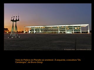 Vista do Palácio do Planalto ao anoitecer. À esquerda, a escultura "Os Candangos", de Bruno Giorgi.  
