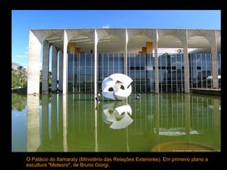 O Palácio do Itamaraty (Ministério das Relações Exteriores). Em primeiro plano a escultura "Meteoro", de Bruno Giorgi.  