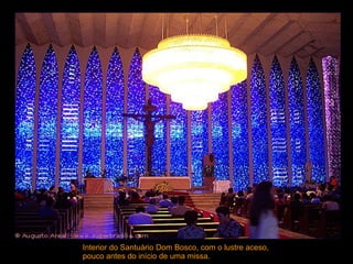 Interior do Santuário Dom Bosco, com o lustre aceso, pouco antes do início de uma missa.  