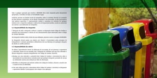 Toda e qualquer operação que envolva a BRASKEM deve estar amparada pelos documentos
apropriados, revestidos de todas as formalidades legais.

Conforme previsto no Estatuto Social da Companhia, todos os contratos deverão ser assinados
por dois diretores estatutários, ou um diretor estatutário e um procurador, ou dois procuradores
com poderes específicos. É expressamente vedada a assinatura de contratos de qualquer
natureza sem a respectiva avaliação e rubrica de um Responsável Jurídico, exceto se autorizado
nas normas e procedimentos da Companhia.

4.1. Responsabilidade dos Integrantes

É obrigação de todo o Integrante conhecer e praticar as disposições deste Código de Conduta e
assegurar que Fornecedores e Clientes de seu relacionamento sejam informados sobre o Código
de Conduta BRASKEM.

Aos Integrantes também caberá, dentro das suas atribuições, preservar o nome e a imagem da BRASKEM.

Os Integrantes devem pautar sua relação com Clientes e Fornecedores pelos princípios da
transparência e correção, garantindo o alinhamento com sua liderança em quaisquer situações
de dúvida ou conflito potencial.

4.2. Responsabilidade dos Líderes

Os Líderes, especialmente através da dedicação do seu tempo, de sua presença e experiência
e, sobretudo, através do seu exemplo, têm a obrigação de contribuir para que seus Liderados e
demais Integrantes cumpram integralmente este Código de Conduta, devendo:

 Divulgar aos seus Liderados o conteúdo deste Código de Conduta e conscientizá-los sobre a
 necessidade de sua observância, evitando assim que qualquer Integrante, prestador de serviço
 ou colaborador cometa uma violação por falta de informação;

 Identificar os Integrantes que tenham violado este Código de Conduta e discutir o assunto com
 o Comitê de Ética da BRASKEM;

 Criar uma cultura que gere a observância deste Código de Conduta e incentivar os Integrantes
 a apresentar dúvidas e preocupações com relação à sua aplicação.



                                                                                                      11
 