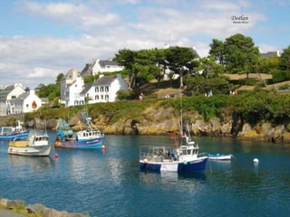Doëlan
The ideal port, always ready to pose and look good in
photos. It is a little gem situated in a sea of small valleys
and orchards. All is as one would imagine: colorful
fishing boats, huts of stone and whitewashed houses
arranged in terraces along the banks, striped lighthouses…

 