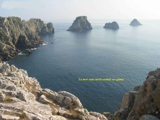 La mer sans arrêt roulait ses galets
 