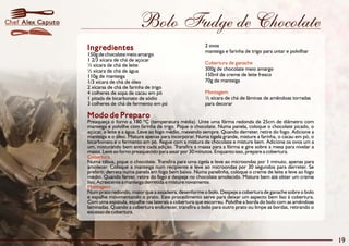 Bolo Fudge de Chocolate 
Ingredientes 2 ovos 
150g de chocolatemeio amargo manteiga e farinha de trigo para untar e polvilhar 
1 2/3 xícara de chá de açúcar 
½ xícara de chá de leite 
½ xícara de chá de água 300g de chocolate meio amargo 
110g de manteiga 150ml de creme de leite fresco 
1/3 xícara de chá de óleo 70g de manteiga 
2 xícaras de chá de farinha de trigo 
4 colheres de sopa de cacau em pó 
1 pitada de bicarbonato de sódio ½ xícara de chá de lâminas de amêndoas torradas 
3 colheres de chá de fermento em pó para decorar 
Modo de Preparo 
Preaqueça o forno a 180 ºC (temperatura média). Unte uma fôrma redonda de 25cm de diâmetro com 
manteiga e polvilhe com farinha de trigo. Pique o chocolate. Numa panela, coloque o chocolate picado, o 
açúcar, o leite e a água. Leve ao fogo médio, mexendo sempre. Quando derreter, retire do fogo. Adicione a 
manteiga e o óleo. Misture apenas para incorporar. Numa tigela grande, misture a farinha, o cacau em pó, o 
bicarbonato e o fermento em pó. Regue com a mistura de chocolate e misture bem. Adicione os ovos um a 
um, misturando bem entre cada adição. Transfira a massa para a fôrma e gire sobre a mesa para nivelar a 
massa. Leve ao forno preaquecido para assar por 30 minutos. Enquanto isso, prepare a cobertura. 
Cobertura 
Numa tábua, pique o chocolate. Transfira para uma tigela e leve ao microondas por 1 minuto, apenas para 
amolecer. Coloque a manteiga num recipiente e leve ao microondas por 30 segundos para derreter. Se 
preferir, derreta numa panela em fogo bem baixo. Numa panelinha, coloque o creme de leite e leve ao fogo 
médio. Quando ferver, retire do fogo e despeje no chocolate amolecido. Misture bem até obter um creme 
liso. Acrescente a manteiga derretida e misture novamente. 
Montagem 
Numprato redondo, maior que a assadeira, desenforme o bolo. Despeje a cobertura de ganache sobre o bolo 
e espalhe movimentando o prato. Este procedimento serve para deixar um aspecto bem liso à cobertura. 
Com uma espátula, espalhe nas laterais a cobertura que escorreu. Polvilhe a borda do bolo com as amêndoas 
laminadas. Quando a cobertura endurecer, transfira o bolo para outro prato ou limpe as bordas, retirando o 
excesso de cobertura. 
Cobertura de ganache 
Montagem 
19 
Chef Alex Caputo 
 