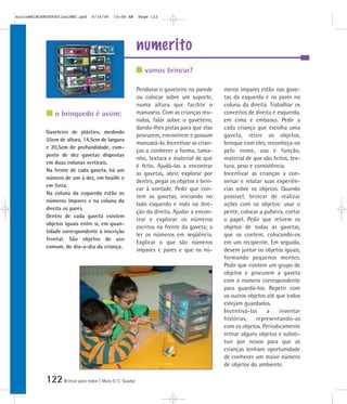 122Brincar para todos | Mara O. C. Siaulys
numerito
Pendurar o gaveteiro na parede
ou colocar sobre um suporte,
numa altura que facilite o
manuseio. Com as crianças reu-
nidas, falar sobre o gaveteiro,
dando-lhes pistas para que elas
procurem, encontrem e possam
manuseá-lo. Incentivar as crian-
ças a conhecer a forma, tama-
nho, textura e material de que
é feito. Ajudá-las a encontrar
as gavetas, abrir, explorar por
dentro, pegar os objetos e brin-
car à vontade. Pedir que con-
tem as gavetas, iniciando no
lado esquerdo e indo na dire-
ção da direita. Ajudar a encon-
trar e explorar os números
escritos na frente da gaveta; a
ler os números em seqüência.
Explicar o que são números
ímpares e pares e que os nú-
meros ímpares estão nas gave-
tas da esquerda e os pares na
coluna da direita. Trabalhar os
conceitos de direita e esquerda,
em cima e embaixo. Pedir a
cada criança que escolha uma
gaveta, retire os objetos,
brinque com eles, reconheça-os
pelo nome, uso e função,
material de que são feitos, tex-
tura, peso e consistência.
Incentivar as crianças a con-
versar e relatar suas experiên-
cias sobre os objetos. Quando
possível, brincar de realizar
ações com os objetos: usar o
pente, colocar a pulseira, cortar
o papel. Pedir que retirem os
objetos de todas as gavetas,
que os contem, colocando-os
em um recipiente. Em seguida,
devem juntar os objetos iguais,
formando pequenos montes.
Pedir que contem um grupo de
objetos e procurem a gaveta
com o número correspondente
para guardá-los. Repetir com
os outros objetos até que todos
estejam guardados.
Incentivá-las a inventar
histórias, representando-as
com os objetos. Periodicamente
retirar alguns objetos e substi-
tuir por novos para que as
crianças tenham oportunidade
de conhecer um maior número
de objetos do ambiente.
Gaveteiro de plástico, medindo
55cm de altura, 14,5cm de largura
e 20,5cm de profundidade, com-
posto de dez gavetas dispostas
em duas colunas verticais.
Na frente de cada gaveta, há um
número de um a dez, em braille e
em tinta.
Na coluna da esquerda estão os
números ímpares e na coluna da
direita os pares.
Dentro de cada gaveta existem
objetos iguais entre si, em quan-
tidade correspondente à inscrição
frontal. São objetos de uso
comum, do dia-a-dia da criança.
vamos brincar?
o brinquedo é assim:
mioloBRINCARTODOSfinalMEC.qxd 6/16/06 10:08 AM Page 122
 