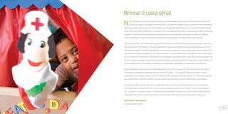 11
10
N
ãoédeagoraqueprofissionaisvêmestudandoasformasdedesenvolvimentodascrianças.AindanoséculoXIX,
naFrança,enquantoinvestigavaouniversoinfantil,ofilósofoHenriWallonchegouaumateoriamuitointeressante
sobreestaquestão:eleconcluiuqueaaprendizagemdacriançadanãodependiaapenasdoensinodeconteúdosdiscipli-
nares,comoportuguêsematemática,porexemplo.Paraumdesenvolvimentopleno,eramnecessáriosafeto,movimento
eespaço.Ofilósofofrancêsaindaapontouqueboapartedacomunicaçãoentreascriançaseoambientesedavapor
meiodabrincadeira.Equeédessamaneiraqueelastambémseexpressamesedesenvolvemculturalmente.
Já faz muito tempo que os educadores passaram a introduzir na rotina da educação infantil atividades diversifica-
das, como jogos e brincadeiras. E, quando falamos de crianças com deficiência, essa metodologia passa a ser fun-
damental para garantir um futuro autônomo aos pequenos. Na época em que eu ainda estudava psicologia, tive a
incrível oportunidade de estagiar em uma escola especial. Lá, as brincadeiras eram trabalhadas com muita serieda-
de. As classes eram divididas por afinidade de aprendizagem, mas também pelo o que cada aluno mais gostava de
brincar. A ideia era instigar o aprendizado através do prazer provocado pelo lúdico. Dessa forma, divertindo-se, os
alunos desenvolviam a criatividade, a inteligência, a imaginação, a agilidade, a coordenação e a autonomia.
Essas habilidades muitas vezes eram despertadas ao ar livre, em um tanque de areia, no cantar de uma música,
numa dança, modelando massinhas, fazendo bolinhas de sabão... Ou na cozinha, quando os próprios alunos
preparavam suas refeições, como o lanche da tarde. Nestes momentos, eles aprendiam a ter mais independência
para se alimentar, noções de cuidado e as propriedades dos alimentos. Uma brincadeira séria, mas deliciosa.
O segredo do aprendizado não está na capacidade do ser humano em assimilar teorias, mas na maneira
como cada conteúdo é transmitido. Não há fórmula mágica para nenhuma criança – com ou sem deficiên-
cia – aprender. O que deve existir é respeito às potencialidades de cada uma, com a oferta de ferramentas
adequadas. Presenciar o desenvolvimento de uma criança vale cada esforço dispensado. Acredite.
Boa leitura e brincadeira!
Um beijo, Mara Gabrilli
Brincarécoisaséria!
 