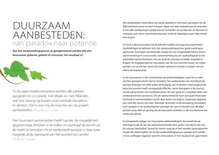 Het aanbesteden werd bijna een eeuw geleden in het leven geroepen om de
Rijksoverheid zuiver te laten inkopen. Maar wat ooit bedoeld was als procedu-
re om alle marktpartijen gelijke kansen te bieden om producten of diensten te
verkopen aan (semi-)overheidsinstanties, heeft de afgelopen jaren felle kritiek
ontvangen.
En toch is deze procedure bij uitstek een middel om hoge duurzaamheids-
doelstellingen te behalen; mits het aanbestedingsproces goed wordt geor-
ganiseerd. Duurzaam aanbesteden vraagt om een zorgvuldige balans tussen
samenwerking en concurrentie. Samenwerking tussen opdrachtgever en de
potentiële opdrachtnemers met als doel de uitvraag zo helder mogelijk te
krijgen. En tegelijkertijd het stimuleren van de concurrentie tussen de markt-
partijen om zo tot het meest duurzame aanbod te komen, in plaats van tot
alleen de laagste prijs.
In de bouwsector is het commentaar op aanbestedingen, zoals ze nu vaak
worden georganiseerd, niet te omzeilen: het aanbesteden zou inschrijvende
partijen dwingen om zelfs onder de kostprijs aan te bieden. Deze ongezonde
prijsconcurrentie heeft verregaande effecten, want doorgaans is de inschrij-
vende partij slechts een hoofdaannemer die een grote en complexe keten aan
onderaannemers aanstuurt. Om als opdrachtnemer toch een goed financieel
resultaat te kunnen boeken wordt deze keten vervolgens maximaal uitgekne-
pen met alle risico’s van dien. Wanneer de kosten in de uitvoering vervolgens
toch oplopen is de opdrachtgever geneigd om vast te houden aan de afge-
sproken prijs. Met als gevolg dat de duurzame ambities in dit mechanisme het
onderspit delven.
Ervaringsdeskundigen van duurzame aanbestedingen, aan zowel de op-
drachtgevende als aan de opdrachtnemende kant, geven aan blij te zijn met
de nieuwe methodiek. Vooral de manier waarop er kan worden samengewerkt
maakt dat zowel tijdens als na het aanbestedingsproces partijen zich minder
in hun stellingen ingraven wat het vertrouwen en het resultaat ten goed komt.
Kan het aanbestedingsproces zo georganiseerd worden dat een
duurzamer gebouw, gebied of concessie, het resultaat is?
Duurzaam
aanbesteden:
van paradox naar potentie
‘In de open marktconsultatie werden alle partijen
aangezet tot co-creatie, met elkaar en met Alliander,
wat ons dwong op buiten onze normale disciplines
te denken. Dat is voor mij de essentie van duurzaam
aanbesteden’. Philip Blaauw - Innax
‘Het duurzaam aanbesteden heeft Liander de mogelijkheid
gegeven haar ambities in te vullen en optimaal de kennis uit
de markt te benutten. Deze aanbestedingswijze is, daar waar
mogelijk, al de standaard aan het worden bij Liander’.
Ton Bernts - Liander
 