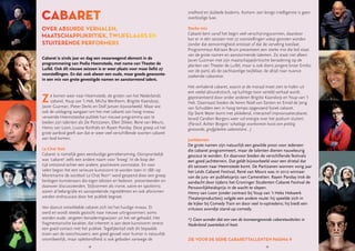 28 29
Ze komen weer naar Heemstede, de groten van het Nederlands
cabaret. Youp van ’t Hek, Micha Wertheim, Brigitte Kaandorp,
Javier Guzman, Pieter Derks en Dolf Jansen bijvoorbeeld. Maar wie
ook de uitdaging aangaan om het met cabaret van hoog niveau
verwende Heemsteedse publiek hun nieuwe programma aan te
bieden zijn talenten als De Partizanen, Ellen Dikker, René van Meurs,
Henry van Loon, Louise Korthals en Rayen Panday. Deze greep uit het
grote aanbod geeft aan dat er weer veel verschillende soorten cabaret
aan bod komen.
Le Chat Noir
Cabaret is namelijk geen eenduidige genrebenaming. Oorspronkelijk
was 'cabaret' zelfs een andere naam voor 'kroeg'. In de loop der
tijd ontstond echter een andere, positievere connotatie. En voor
velen begon het een serieuze kunstvorm te worden toen in 1881 op
Montmartre de sociëteit Le Chat Noir* werd geopend door een groep
bevlogen kunstenaars die eigen teksten en liederen presenteerden en
daarover discussieerden. Stijlvormen als ironie, satire en spotternij
waren al belangrijke en aansprekende ingrediënten en ook aforismen
werden enthousiast door het publiek begroet.
Van daaruit ontwikkelde cabaret zich tot het huidige niveau. Er
werd en wordt steeds gezocht naar nieuwe uitingsvormen; soms
worden oude, vergeten benaderingswijzen uit het vet gehaald. Het
fragmentarische karakter, dat inherent is aan deze kunstvorm vereist
een goed contact met het publiek. Tegelijkertijd stelt dit bepaalde
eisen aan de toeschouwers; een goed gevoel voor humor is natuurlijk
onontbeerlijk, maar oplettendheid is ook geboden vanwege de
snelheid en dubbele bodems. Kortom: een lenige intelligentie is geen
overbodige luxe.
Sterke mix
Cabaret kent vanaf het begin veel verschijningsvormen, daardoor
kan er in één seizoen met 27 voorstellingen volop genoten worden
zonder dat eenvormigheid ontstaat of dat de verveling toeslaat.
Programmeur Adriaan Bruin presenteert een sterke mix die bol staat
van de grote namen en aanstormende talenten. Zo staat niet alleen
Javier Guzman met zijn maatschappijkritische benadering op de
planken van Theater de Luifel, maar is ook diens jongere broer Emilio
van de partij als de zachtaardige twijfelaar, de altijd naar nuance
zoekende cabaretier.
Het verhalend cabaret, waarin je de moraal moet zien te halen uit
een veelal absurdistisch, op luchtige toon verteld verhaal wordt
gepresenteerd door onder anderen Brigitte Kaandorp en Youp van ’t
Hek. Daarnaast bieden de heren Noël van Santen en Emiel de Jong
van Schudden een in hoog tempo opgevoerd fysiek cabaret.
Op Sterk Water komt met pikkelend, interactief improvisatiecabaret,
terwijl Carolien Borgers weer vol energie over het podium stuitert.
(Parool: Achter Borgers’ schattige voorkomen huist een prettig
gestoorde, grofgebekte cabaretière…)
Jachtterrein
De grote namen zijn natuurlijk een gewilde prooi voor iedereen
die cabaret programmeert, maar de talenten dienen nauwkeurig
gescout te worden. En daarvoor bieden de verschillende festivals
een goed jachtterrein. Dat geldt bijvoorbeeld voor een drietal dat
dit seizoen naar Heemstede komt. De Partizanen wonnen vorig jaar
het Leids Cabaret Festival, René van Meurs was in 2012 winnaar
van de jury- en publieksprijs van Cameretten. Rayen Panday trok de
aandacht door tijdens het Groninger Studenten Cabaret Festival de
Persoonlijkheidsprijs in de wacht te slepen.
Henry van Loon (onder contract bij Youp van ’t Heks Hekwerk
Theaterproducties) volgde een andere route: hij speelde zich in
de kijker bij Comedy Train en door veel tv-optredens; hij biedt een
virtuoos avondje stand-up comedy.
*) Geen wonder dat een van de toonaangevende cabaretwebsites in
Nederland zwartekat.nl heet.
ZIE VOOR DE SERIE CABARETTALLENTEN PAGINA 9
Cabaret is sinds jaar en dag een zwaarwegend element in de
programmering van Podia Heemstede, met name van Theater de
Luifel. Ook dit nieuwe seizoen is er weer plaats voor maar liefst 27
voorstellingen. En dat -ook alweer een oude, maar goede gewoonte-
in een mix van grote gevestigde namen en aanstormend talent.
 