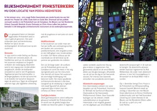 30 31
De in gewapend beton en baksteen
opgetrokken Pinksterkerk werd in
1957 in gebruik genomen. Het werd
ontworpen door architectenbureau
Nielsen en Spruit als een
verdiepingskerk: de kerkzaal staat op een
souterrain.
Renovatie
In 1992 vond er onder leiding van Bureau
Piet Koster een renovatie plaats: de
hoofdentree werd van de verdieping naar
het souterrain verplaatst en fungeert
sindsdien als nooduitgang. Bovendien
werd er een ingang voor mindervaliden
aangebracht, werden de kerkbanken
verwijderd en werd er een lift geplaatst.
Tegelijkertijd werd het kerkmeubilair in
de lengte geplaatst; tot die tijd stond het
in de breedte met kansel en doopvont
tegen de westmuur. Tegen de achtergevel
werd een lage, plat afgedekte uitbreiding
met de jeugdsoos en een patio tot stand
gebracht.
Multifunctioneel
In het souterrain zijn onder meer een
hal, een buffet, een ontmoetingsruimte,
een keuken, een consistorie/
predikantenkamer, drie vergaderruimtes
en een hellingbaan voor mindervaliden
te vinden. Een kleine uitbouw aan de
noordzijde van de kerk bevat op de
parterre een garderobe met toiletten.
Een van de lange zijden -de zuidkant-
van de Pinksterkerk grenst aan de
Camplaan en vormt de meest in het oog
springende partij van het monument
Hier bevindt zich boven het souterrain
de voormalige hoofdingang met
betonnen luifel. Het meest opvallende
architectonische element is dat deze
voorgevel op de verdieping is ingevuld
met zowel figuratief als abstract
uitgevoerd glas-in-beton naar een
ontwerp van Beren Hendriks.
Gaaf glas-in-beton
Deze gaaf bewaarde en uiterst zeldzame
glaswand verbeeldt het Pinksterverhaal
en wordt over de gehele hoogte door
middel van betonnen pijlers in negentien
vakken verdeeld, waarbinnen kleurig
glas-in-beton is opgenomen. Het
gevarieerde coloriet en de verschillende
dikten van het glas bezorgen, afhankelijk
van de tijd van de dag en het heersende
seizoen, het interieur een boeiende
atmosfeer met wisselende stemmingen.
Akoestische aanpassingen
Drie Heemsteedse orkesten zijn vaste
bespelers van de Pinksterkerk: Harmonie
St. Michaël, het Symfonisch Blasorkest
Heemstede en het Heemsteeds
Philharmonisch Orkest. Door financiële
bijdragen van de orkesten, enkele
subsidiefondsen en de gemeente
Heemstede is het mogelijk geweest
om het afgelopen jaar verschillende
akoestische aanpassingen in de zaal aan
te brengen. De akoestische adviezen
werden daarvoor ingewonnen bij Rob
Metkemeijer, die onder meer akoestisch
adviseur is voor het Concertgebouw in
Amsterdam en de Royal Albert Hall in
Londen.
Op 11 december brengt Chris Hinze in
de Pinksterkerk zijn Afrikavoorstelling,
harpiste Gwyneth Wentink treedt op
zondag 21 december aan met Wouter
Snoei (electronica) en Arnout Hulstkamp
(video/visuals) voor een heel bijzondere
uitvoering van Canto Ostinato en de
Blazers van het Residentie Orkest vullen
de zaal op 14 april 2015 met
Gran Partita.
In het seizoen 2014 - 2015 voegt Podia Heemstede een vierde locatie toe aan het
aloude trio Theater de Luifel, Oude Kerk en Oude Slot. Driemaal zal het publiek
vermaakt worden in de Pinksterkerk aan de Camplaan. De Blazers van het Residentie
Orkest, Gwyneth Wentink (Canto Ostinato) en Chris Hinze zullen het podium
betreden in dit belangrijke architectonische monument uit de wederopbouwperiode.
 