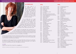 4 5
DE VERBEELDING
Dit stukje schrijf ik in
de beeldentuin van het
Rijksmuseum. In deze tuin
ligt een cirkelvormig plateau
van steen dat uitnodigt het
te betreden. Maar pas op!
Vlak nadat je erop bent gaan
staan schieten er aan alle kanten
waterstralen omhoog, al hoger
en hoger tot ze je omsluiten en
aan het zicht onttrekken.
De zon breekt door en nu gaat
het water schitteren, licht spettert
alle kanten op en verandert de vier
watermuren in een kristallen huis.
Je kunt er niet meer uit, het water houdt
je gevangen. Maar niemand wil eruit, het is
magisch, uniek, een beetje eng ook en hilarisch
tegelijk, maar bovenal is het van een grote
schoonheid. En het is alleen maar water en licht…
Dan verdwijnen de waterstralen even onverwacht als ze
kwamen, de weg is vrij, je kunt gaan. Je schoenen zijn een beetje
nat maar niemand die erop let. Het geruis van het water klinkt nog
lang na in je oren, de schittering van het licht danst op je netvlies en met
een brede glimlach stap je van het plateau af. Geweldig!
Het valt op dat de kinderen als eersten onbevangen het plateau op rennen en gillend van plezier
het waterspektakel ondergaan. De volwassenen aarzelen maar als ook zij de stap wagen, gillen
ze even hard mee. Het laat niemand onberoerd.
Zo ongeveer zou ik het programma dat u in uw handen heeft willen omschrijven. En aanbevelen.
De concerten, lezingen en films zijn erop uitgezocht u deze ervaring te geven. Kom, waag het
erop, laat u omsluiten door de Fontein. Wij zorgen voor het licht.
Iris Haeck
programmeur Oude Slot en Oude Kerk, onstage@wxs.nl
(De fontein in de beeldentuin van het Rijksmuseum is een ontwerp van de Deense kunstenaar Jeppe Hein)
VOORWOORD PROGRAMMEUR
2014
12/09	 Jandino Asporaat
20/09	 Youp van ‘t Hek
26/09	 Brigitte Kaandorp
27/09	 Dolf Jansen
03/10	 Her Majesty
04/10	 Lucas  Arthur Jussen
04/10	 Eric Koller
05/10	 Ida van Dril  Michiel Schreuders
10/10 	 Pieter Wispelwey  Paolo Giacometti
10/10	 Esther Scheldwacht
11/10	 Maarten Ebbers
18/10	 Pieter Derks
23/10	 Museumtour met Bart Rutten
26/10	 Miranda van Kralingen 
	 Daniel Thonnard
31/10	Schudden
02/11	Zondagochtendconcert
07/11	 Op sterk water
14/11	 Liza Ferschtman
14/11	 Richard Groenendijk
15/11	 Eric van Sauers
16/11 	 Cinefiele Matinee
21/11	 De Partizanen
22/11	 Trio Eric Timmermans 
	 Denise Jannah
28/11	 Johan Goossens
28/11	 Adriaan van Dis
06/12	 Van der Laan  Woe
07/12	 Dirk Scheele
11/12	 Chris Hinze
12/12	 Javier Guzman
13/12	 Tango Extremo
14/12	 Flip Hammann  Krijn ter Braak
20/12	 Vrijdag  Sandifort
21/12	 Canto Ostinato - Gwyneth Wentink
2015
	
04/01	Zondagochtendconcert
09/01	 Mondeo Leone
10/01	Nikitov
16/01	 Micha Wertheim
22/01	 Bas Heijne
23/01	 Henry van Loon
23/01	 Isabelle van Keulen Ensemble
26/01	 Gijs Scholten van Aschat 
	 Pierre Bokma
30/01	 Daniël Arends
31/01	 Het Volk
01/02	Zondagochtendconcert
06/02	 Rosefire: Matangi Quartet,
	 Eric Vloeimans  Tania Kross
08/02	 Vlieg met me mee…
13/02	Spinvis
13/02	 Ragazze Kwartet
18/02	 Job Cohen
20/02	 Angela Groothuizen
21/02	 Quatro Ventos  Maria de Fátima
21/02	 Emilio Guzman
27/02	 Huub van der Lubbe
01/03	Zondagochtendconcert
06/03	Alderliefste
07/03	 Rayen Panday
08/03	 Cinefiele Matinee met Dana Linssen
13/03	 Leids Cabaret Festival
14/03	 Helmert Woudenberg
14/03	 Micheline van Hautem 
	 Eric van Ligten
20/03	 Ellen Dikker
22/03	Tangarine
27/03	 Leoni Jansen  Eric Vaarzon Morel
28/03	 René van Meurs
10/04	 Carolien Borgers
11/04	 Miss Molly  Me
17/04	 Blazers van het Residentie Orkest
17/04	 Speelman en Speelman
24/04	 Fred Delfgaauw
25/04	 Louise Korthals
VOORSTELLINGEN GERANGSCHIKT OP DATUM
 