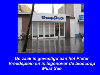 De zaak is gevestigd aan het Pieter Vreedeplein en is tegenover de bioscoop Must See 