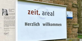 5
Sehr geehrte
Damen
und Herren,
in Ihren Händen halten
Sie unsere Broschüre
„zeit.areal räume“.
Sie gibt Ihnen einen Überblick über das
vielfältige Angebot an miet- und pacht-
baren Räumlichkeiten für unterschied-
lichste Nutzungsideen und Wünsche.
Vom Büro- und Co-Working-Raum über
Think-Tank-Räume bis hin zum Foto- und
Kunstatelier, vom „Raum für Feste und
Feiern“ über den „Raum der Stille“ bis hin
zu Seminar- und Kongressformaten –
das zeit.areal bietet Ihnen besonderen
Platz mit besonderem Ambiente in beson-
derer Atmosphäre.
Jahrhunderteräume im zeit.areal: Alles.
Außer. Gewöhnlich.
Herzlich willkommen
Ihr Eckehard Ficht
 