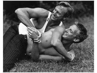 Quando chegamos na igreja (junto com a noiva), a equipe já estava mais que preparada,
tivemos que esperar a entrada, para depois entrar, a equipe composta por: 2 fotógrafos,
1 cinegrafista (usando câmera fotográfica) , 1 assistente de iluminação a LED, usado pelo
cinegrafista e muitas vezes pelos fotógrafos (que estavam usando flash rebatido) e uma câmera
de filmagem fixa em um tripé.
 