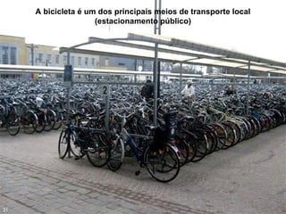 A bicicleta é um dos principais meios de transporte local
(estacionamento público)
31
 