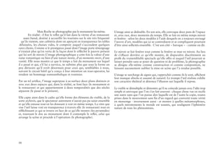 50
Mais Roche ne photographie pas le monument lui-même.
En réalité : il fixe le reflet qu’il fait dans la vitrine d’un restaurant
assez banal, destiné à accueillir les touristes sur le site très fréquenté
qu’ils visitent, une cafétéria dont on aperçoit en transparence les tables
délaissées, les chaises vides, le comptoir auquel s’accoudent quelques
rares clients. Comme si le prestigieux passé dont l’image porte témoignage
n’existait plus qu’en vertu de la façon dont le réfléchit le pauvre présent
qui lui sert de miroir. L’image photographique a cette fois la valeur d’une
ruine romantique ou bien d’une nature morte, d’un memento mori, d’une
vanité. Elle nous montre ce que le temps a fait du monument sur lequel
il a passé et qui, s’il lui a survécu, ne subsiste plus que sous la forme un
peu dérisoire qu’il revêt désormais pour ceux qui, semblables à nous,
suivant le circuit hâtif qu’a conçu à leur intention un tour-operator, lui
rendent un hommage somnambulique et routinier.
Par un tel artifice, l’image superpose à sa surface deux plans distincts et
avec eux deux espaces qui, dans la réalité, se font face (le monument et
le restaurant) et qui appartiennent à deux temporalités que des siècles
séparent (le passé et le présent).
Elle capte ainsi dans le cadre qu’elle forme des éléments du visible, de la
sorte archivés, que le spectateur autrement n’aurait pas pu saisir ensemble
et qu’elle entasse tout en les donnant à voir en même temps. La vitre que
vise l’œil laisse voir en transparence à travers elle (le restaurant) tout en
réfléchissant ce qui se trouve en face de ce qu’elle montre (les pyramides)
et, tournant le dos au monument dont il contemple le reflet, celui qui
arrange la scène et procède à l’opération (le photographe).
L’image ainsi se dédouble. En son sein, elle convoque deux pans de l’espace
et, avec eux, deux moments du temps. Elle se fait en même temps miroir
et fenêtre - selon les deux modèles à l’aide desquels on a toujours envisagé
l’œuvre d’art, modèles qui ici se contredisent et se compliquent pourtant
d’être ainsi sollicités ensemble. C’est son côté « baroque » - comme on dit.
Le miroir se fait fenêtre tout comme la fenêtre se mue en miroir. Au lieu
de s’effacer derrière ce qu’elle montre, de disparaître discrètement au
profit du vraisemblable spectacle qu’elle offre et auquel l’œil pourrait se
laisser prendre sans se poser de question ni de problème, la photographie
se désigne elle-même comme construction et comme composition, ne
laissant aucunement oublier la mise en scène qui l’a rendue possible.
L’image se surcharge de signes qui, rapprochés comme ils le sont, affichent
leur manque absolu et assumé de naturel. Le trompe-l’œil réaliste exhibe
son caractère théâtral et dénonce l’illusion sur laquelle il repose.
Le visible se démultiplie et démontre qu’il ne coïncide jamais avec l’idée trop
simple et univoque que l’on s’en fait souvent : chaque chose vue en recèle
une autre sans que l’on puisse dire laquelle est de l’autre la copie, toutes
prises dans le mouvement sans fin d’un regard qui convertit toute vérité
en mensonge - inversement aussi - et montre à quelles métamorphoses,
à quels miroitements le monde est soumis, qui soulignent l’éphémère
nature de tous les phénomènes.
 