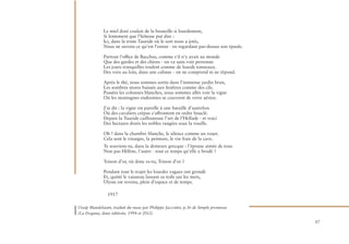 57
Le miel doré coulait de la bouteille si lourdement,
Si lentement que l'hôtesse put dire :
Ici, dans la triste Tauride où le sort nous a jetés,
Nous ne savons ce qu'est l'ennui - en regardant par-dessus son épaule.
Partout l'office de Bacchus, comme s'il n'y avait au monde
Que des gardes et des chiens - on va sans voir personne
Les jours tranquilles roulent comme de lourds tonneaux.
Des voix au loin, dans une cabane - on ne comprend ni ne répond.
Après le thé, nous sommes sortis dans l'immense jardin brun,
Les sombres stores baissés aux fenêtres comme des cils.
Passées les colonnes blanches, nous sommes allés voir la vigne
Où les montagnes endormies se couvrent de verre aérien.
J'ai dit : la vigne est pareille à une bataille d'autrefois
Où des cavaliers crépus s'affrontent en ordre bouclé.
Depuis la Tauride caillouteuse l’art de l’Hellade - et voici
Des hectares dorés les nobles rangées sous la rouille.
Oh ! dans la chambre blanche, le silence comme un rouet.
Cela sent le vinaigre, la peinture, le vin frais de la cave.
Te souviens-tu, dans la demeure grecque : l’épouse aimée de tous
Non pas Hélène, l’autre - tout ce temps qu’elle a brodé ?
Toison d’or, où donc es-tu, Toison d’or ?
Pendant tout le trajet les lourdes vagues ont grondé
Et, quitté le vaisseau lassant sa toile sur les mers,
Ulysse est revenu, plein d’espace et de temps.
1917
Ossip Mandelstam, traduit du russe par Philippe Jaccottet, p.36 de Simple promesse
(La Dogana, deux éditions, 1994 et 2012)
 
