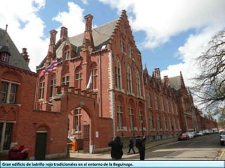 Gran edificio de ladrillo rojo tradicionales en el entorno de la Beguinage.
 