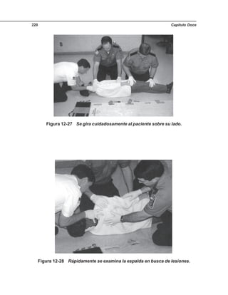 Capítulo Doce220
Figura 12-27 Se gira cuidadosamente al paciente sobre su lado.
Figura 12-28 Rápidamente se examina la espalda en busca de lesiones.
 