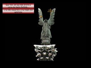 Que tem, em sua mão direita a coroa de Santo Estêvão... e na mão esquerda a cruz dupla dos apóstolos 