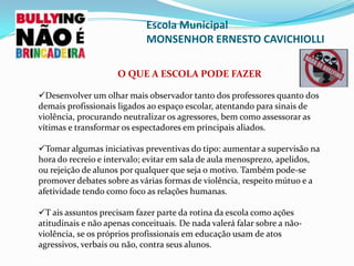 Na sala de aula tem dificuldade em falar diante dos demais, mostrando-se inseguro ou ansioso; 