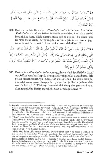 < l J i g l r r r r r 
J - ; ; . i l : . . - ' t 1 . , , .i,:(! )... .-.- - - ' r 1 , . , , t J* _* * _u .'-rL{J ;1r .u;Lr _}_.ai 
.1 ,A, a'r', 
348. Dari 'lmron bin Hushain rodhiyalohu anhu, ra berkata: Rosululloh 
Shollallohu 'alaihi wa 5a11an bersabda kepadaku, "Sholatlah sambil 
berdiri, jika kamu tidak mampu. maka sambil duduk, jika kamu tidak 
mampu, maka sambil berbaring di atas rusuk. Jika tidak mampu juga, 
maka cukup berisyarat."D irirvayatkano leh al-Bukhori.!8 
),. ; -r iU -l-. a-rt 
' ; l l 
) i . , j - - r t 2 : r t J r , ,  t - I t 
',j:', 
ii ,",o;.rr 
l..v 
.L;, -" p ,-!.Lr -" ., 
_;ii iJ,';-]" -Grj 
'-c'; 
.f t 
i ' (J)tri 
J.,!; 
" ; j l l ; ' - :  
"kl i:u' 
: - ' t ' , ' - " 
..> 4J -tr 
_<.!- 
. ... . i-:.-e d .. _r 
' . 1 - , , , i - , / - j 
, a-r-9 | iJ L- u I --:*, -J r 
349. Dari Jabir rodhiyallohti bz}u, scsungguhnya Nabi Shollallohu 'alajhi 
wa Sallam bersabda kepada orang sakit yang sholat diatas bantal lalu 
beliau rnelemparkannya , "Sholatlahd iatast anahj ika kamu mampu, 
jika tidak makac ukup denganb erisyarat.D an jadikans ujudmul ebih 
rendahd ari ruku'." Dirirvayatkano leh al Baihaqid engans anadk uat, 
akan tetapi Abu Hatim menshohihkan kemauqufannya.rat 
raAS hohih,d iriuar';rkan oleh al Bukhori(I;283)(1117)d am TaqshiirashS hohah tanpa 
lafazh" lika ridak maka beliaub erisvaraL ,,buD awud (952),a 'tT jrmidzi (ll,/208)l,b iu 
Majah (1232),l bnul farud (120),a 1 Baihaqi( 11130,1A)h. nad (lrr'426)s emuanvad ari 
jalanI brohimh in lhohnlan, ia ber k : r .1r el ;h mencent : k rnk eprdr ku r l Husaina l 
 l , , l a t r r b J a rlrb n uB r r n i d , d ' l r r l r r . ' , n l r l r r r . / // / r J J t ) q u / . 
r{s (Dho'if, lthat Teudhiihul ,1hk r/r (llli,+80 481) ',,,). Dikeluarkan oleh al Bazaar dalam 
lfusnadtya, al Baihaqi dalam al Ma ilih, dari .Abu tsakar ai Hanah. rclah menccrilakan 
kepadak ami ;Suf yana t s l saur i .t elahm en c c r i takank epadak aml : Abu Zubai rd ar i 
labir, scsunggnhnvaN abi Shollallohu alaihi wa Sallam menjcnguko rang sakit...al 
'HI'asaduitrsi. A l Bazzarb crkata," Kami tidak mcngerahuia da rans mcrjwavarkand ari ats 
kecuali Abu Bakar al Ilanaii.' 
'.{bdul Haq dalam ,,1-A*a;lny a berkatil. 'lliriwavarkan 
olch Abu Bakar al Ilanafi ia 
tsiqoh dari ats Tsaurid ari Abu Zubrir ilan fabrr darrr idrL srh hadrtsnr;kr ccualiv ang 
diseburkapna danvam cndcngaar taub ilab erasadl ari pcri!ayatanL airsd ari Abu Zubair.' 
lbnu Abi llatim dalam 7/a,hva( 1,/113b)e rkate." lni sahh. r'angb enara dalahd ari pcr 
kataan Jabir brhrva ia mt njengu k orang sakit. ' Lalu dikarakan padanve. " t api .{bu 
Usamahm erirvavatkand ari ats Tsauri hadLrsin i str lrra ,n.rr,tr? ' Ia mcnjarvab", Tidak 
r J : rnr rnrnI r . i mru, Jul '  , , r ,4/ 'uA, ' , r ' r ; i , l l 2Uo d- r r r . r7r yn1- 
734 Kitab Sholat 
 