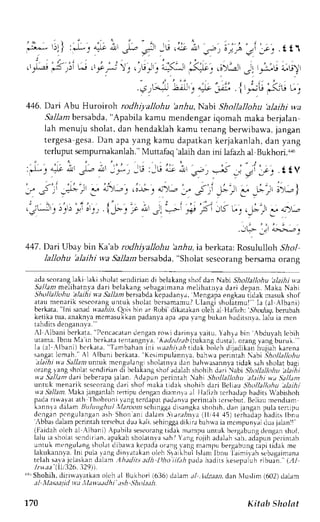 ' 2 ' i ' . 
lu ,.j; 
qrAA1p 
: : ' . ' i ' . . . .  e , 1 2 - 
3 , - - . . . . 
I 
,;ifur Jl r,Ju ir,r,r 
-.,ur 
. t rldu n-(u 
446. Dari Abu Huroiroh rodhiyallohu bnrla, Nabi Shollallohu 'alaihi wa 
Sallambersabda",A pabila kamu mendengari qomah rnakab erjalan 
Iah menuju sholat, dan hendaklah kamu tenang berwibawa, jangan 
tergesa gesa. Dan apa yang kamu dapatkan kerjakanlah, dan yang 
terluput sempumakanlah."M uttafaq'alaih dan ini lafazha l Bukhon.s 
.  
:J_. "& ; ' ,L - ' - r ; -U :-G J-c " j , -s-: =15 _- -gi'-s ; .tfY 
: / 2 ' ' | ) 1 , ' 
_- -J, J="--l y "j)-".:. .:.,-'-. +-).".ar ., 
-{,t -,-'r.,. ,.,.; ;t--} 
,j()(, irt:'i r',, I -A'r'r :, r,,;i ; F -,rru fi;r,'" a;',- 
.-'L ljri;i.--y 
447. Dari Ubay bin Ka'ab rodhis.allohu 'anhu. ia berkata: Rosululloh .9io1 
lallohu 'alaihi wa Sallanbersabda, "Sholat seseorang bersama orang 
ada scorang laki laki sholar sendidan di belakang shof dan Nabi Shollallohu 'alaihi v.a 
5)//.r,r melihatnya dari bclakane sebasaimanam elihatnva dari deoan. Maka Nabi 
Sfutllallohua laiii wa Sallamberiabdrk "cp:Janr.r, lenrapr enskaui idak masuks hof 
atau menarik scscorangu ntuk sholarh cr'rm.rnrul Llangi th"litmut la (a] Albani) 
berkata, "lni sanad rraaiir. Qois bin ar Robi dikalakan oleh al Hafizh: 'J'irr1ug, 
berubah 
ketikat ua,a naknya ,mcmaskuk an padanlaa pa apav ang bukan haditsnla,l alu ia rncn 
landlls denSannva. 
'l ,lbani berkata," Pcncacatand en,lanr ouidarinva vaitu. Yahla bin Abduyah lcbih 
u an" . lbr ru l j l j ) i c r l J l J l ._ro Ani " XuJ , , J z . tbu, l " ie a. ' r . r . orang) an! ,b ur r r ^ . 
Ia ial .  lbani )b c r kat r ." T. rmbahani r r r r . r . r f r r r .lrdi ak b, , l cht l i ;aJ i kanh uj jahk arena 
s'aalnagihait1 emah."A l {lbani berkata. Kcsimpulannra,b ahwa perintah abi,9hollatk*u 
sa Sallantt nruk mcngulangis holain,vad an bahrvasannyrai dak sahs holarb agi 
orangy angs holars cndiriand i belakangs hofadalahs hohihd ari ^'JabSi holl lnhu 'alaihi 
aa Sallam clartb eberapaj alan. Adapun perintah ..{abtS hollallohu itltihi ua 5alltnt 
untuk menarik scseoranqd ari shof maka tidak shohih dari Bcliau Shollallohu alaihi 
rr: -51://eaMra. kaj anganlahte nipu <iengand iamnraa l Iiafizh rcrhadaph aditsW abishoh 
padar iwavat ath lhobroni 1'angt erdaparp adanvap erinrahr crsebut.B eliaun tendiant 
kennya dalarn lluluullhu/ X,laroon'tc hrrrggrt Js rnglr 'h,rlrrh,J .rnl anganp ula rcnipu 
dcnganp cngulangaans h Shona ni J . r l r f r .  r . / / . / rn r1 l l . t { .151te rhadaph adi r sl bnu ',bbas 
dalarnp enntaht crscbL-drut ak ali,s ehinggad ikirab ah*.ai a rnr.:rnpunvdiiu aj aLanll' 
(|iidah oleh al -{lbeni) Apirbiias eseorrngtr drf, mrmpu unruk ht rgrbLrngc lengans hof. 
laiui a sholats cndi r iana. pakahs hol : tnr; ' rh'  rngr ol rh; J r l rh r . rh rdipun pc r inrah 
untuk rnt 'ngul ;ngs hol . rct l iba*ak cprd; or J r rga nA nr r rnl )Lbre rArbl rnrgi pi r idakm e 
lakukannlal.n i puLa) angd inr , r tak . run e h Sr : Lhul l r l . rml bnLrJ r rmi l . rhs eb. rgainrana 
tclah sayaj claskand alan .4hadirst lh ltlto 'rtlth ptLlt hrd Lsl e'epu uh ribuan. (,41 
, r ' , r , r ' (1l.2 t ' l2qr , . 
lr" Shohih,d irirvala tkano leh rl Buk h ori (636)d alam; r/ . l clz;al,d an 1ul slim (602)d alam 
aI Xlasaaid sva' llar.t,ttJhi ,t:h Slnl.t.tlt. 
1.70 Kitab Sholnt 
 