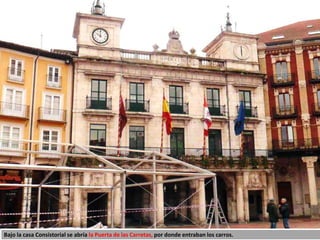 Bajo la casa Consistorial se abría la Puerta de las Carretas, por donde entraban los carros.
 