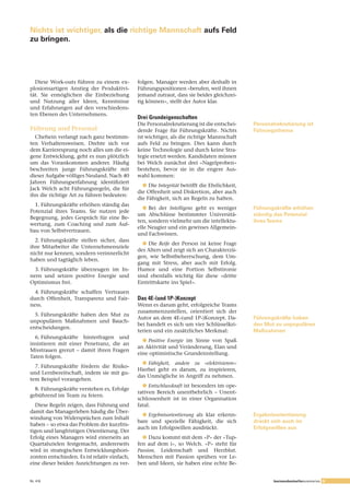 Nichts ist wichtiger, als die richtige Mannschaft aufs Feld
zu bringen.




  Diese Work-outs führen zu einem ex-         folgen. Manager werden aber deshalb in
plosionsartigen Anstieg der Produktivi-       Führungspositionen «berufen, weil ihnen
tät. Sie ermöglichen die Einbeziehung         jemand zutraut, dass sie beides gleichzei-
und Nutzung aller Ideen, Kenntnisse           tig können», stellt der Autor klar.
und Erfahrungen auf den verschiedens-
ten Ebenen des Unternehmens.
                                              Drei Grundeigenschaften
                                              Die Personalrekrutierung ist die entschei-     Personalrekrutierung ist
Führung und Personal                          dende Frage für Führungskräfte. Nichts         Führungsthema
  Chefsein verlangt nach ganz bestimm-        ist wichtiger, als die richtige Mannschaft
ten Verhaltensweisen. Drehte sich vor         aufs Feld zu bringen. Dies kann durch
dem Karrieresprung noch alles um die ei-      keine Technologie und durch keine Stra-
gene Entwicklung, geht es nun plötzlich       tegie ersetzt werden. Kandidaten müssen
um das Vorankommen anderer. Häufig            bei Welch zunächst drei «Nagelproben»
beschreiten junge Führungskräfte mit          bestehen, bevor sie in die engere Aus-
dieser Aufgabe völliges Neuland. Nach 40      wahl kommen:
Jahren Führungserfahrung identifiziert
                                                l	Die Integrität betrifft die Ehrlichkeit,
Jack Welch acht Führungsregeln, die für
                                              die Offenheit und Diskretion, aber auch
ihn die richtige Art zu führen bedeuten:
                                              die Fähigkeit, sich an Regeln zu halten.
  1. Führungskräfte erhöhen ständig das
                                                l	Bei der Intelligenz geht es weniger        Führungskräfte erhöhen
Potenzial ihres Teams. Sie nutzen jede
                                              um Abschlüsse bestimmter Universitä-           ständig das Potenzial
Begegnung, jedes Gespräch für eine Be-
                                              ten, sondern vielmehr um die intellektu-       ihres Teams
wertung, zum Coaching und zum Auf-
                                              elle Neugier und ein gewisses Allgemein-
bau von Selbstvertrauen.
                                              und Fachwissen.
  2. Führungskräfte stellen sicher, dass
                                                l	Die Reife der Person ist keine Frage
ihre Mitarbeiter die Unternehmensziele
                                              des Alters und zeigt sich an Charakterzü-
nicht nur kennen, sondern verinnerlicht
                                              gen, wie Selbstbeherrschung, dem Um-
haben und tagtäglich leben.
                                              gang mit Stress, aber auch mit Erfolg.
  3. Führungskräfte überzeugen im In-         Humor und eine Portion Selbstironie
nern und setzen positive Energie und          sind ebenfalls wichtig für diese «dritte
Optimismus frei.                              Eintrittskarte ins Spiel».
  4. Führungskräfte schaffen Vertrauen
durch Offenheit, Transparenz und Fair-        Das 4E-(und 1P-)Konzept
ness.                                         Wenn es darum geht, erfolgreiche Teams
                                              zusammenzustellen, orientiert sich der
  5. Führungskräfte haben den Mut zu
                                              Autor an dem 4E-(und 1P-)Konzept. Da-          Führungskräfte haben
unpopulären Maßnahmen und Bauch-
                                              bei handelt es sich um vier Schlüsselkri-      den Mut zu unpopulären
entscheidungen.
                                              terien und ein zusätzliches Merkmal:           Maßnahmen
  6. Führungskräfte hinterfragen und
                                                l	Positive	 Energie im Sinne von Spaß
insistieren mit einer Penetranz, die an
                                              an Aktivität und Veränderung, Elan und
Misstrauen grenzt – damit ihren Fragen
                                              eine optimistische Grundeinstellung.
Taten folgen.
                                                l	Fähigkeit,	 andere	 zu	 «elektrisieren»:
  7. Führungskräfte fördern die Risiko-
                                              Hierbei geht es darum, zu inspirieren,
und Lernbereitschaft, indem sie mit gu-
                                              das Unmögliche in Angriff zu nehmen.
tem Beispiel vorangehen.
                                                l	Entschlusskraft ist besonders im ope-
  8. Führungskräfte verstehen es, Erfolge
                                              rativen Bereich unentbehrlich – Unent-
gebührend im Team zu feiern.
                                              schlossenheit ist in einer Organisation
   Diese Regeln zeigen, dass Führung und      fatal.
damit das Managerleben häufig die Über-
                                                l	Ergebnisorientierung als klar erkenn-      Ergebnisorientierung
windung von Widersprüchen zum Inhalt
                                              bare und spezielle Fähigkeit, die sich         drückt sich auch im
haben – so etwa das Problem der kurzfris-
                                              auch im Erfolgswillen ausdrückt.               Erfolgswillen aus
tigen und langfristigen Orientierung. Der
Erfolg eines Managers wird einerseits an        l	Dazu kommt mit dem «P» der «Tup-
Quartalszielen festgemacht, andererseits      fen auf dem i», so Welch. «P» steht für
wird in strategischen Entwicklungshori-       Passion, Leidenschaft und Herzblut.
zonten entschieden. Es ist relativ einfach,   Menschen mit Passion sprühen vor Le-
eine dieser beiden Ausrichtungen zu ver-      ben und Ideen, sie haben eine echte Be-


Nr. 416                                                                                              businessbestsellersummaries 5
 