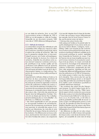 25 Business Management Review Vol.1(1), Janvier-Mars 2011
sur ces objets de recherche. Ainsi, ce sont 363
communications écrites et diffusées de 1995 à
2004 qui ont été passées au crible de l’analyse.
L’ensemble de ces documents comporte 1683
mots-clés et 13323 références bibliographiques.
I.2.2 - Méthode de traitement
La scientométrie comporte des méthodes et outils
susceptibles d’être utilisés pour mesurer la valeur
de la production scientifique (productivité interne
et externe des activités de recherche). Telle n’est
pas la perspective adoptée dans ce document.
L’objectif poursuivi est d’ordre anthropologique.
Il s’agit de dévoiler la structure d’un champ de
recherche, d’identifier les articulations entre au-
teurs donnant naissance à certaines communau-
tés scientifiques et de montrer quelles sont les
ramifications entre différents fronts de recherche
(liaisons intra-disciplinaires et interdisciplinaires).
Ces techniques permettent aussi de réunir des in-
dices propres à repérer, à un stade précoce, l’ap-
parition de nouveaux thèmes (veille scientifique et
technique).
L’essentiel de la méthode utilisée se fonde sur la
distinction de deux composantes identitaires de
la production scientifique en stratégie à savoir :
les pratiques de recherche appréciées à travers le
prisme des publications (analyse des auteurs ci-
tants, c’est-à-dire les rédacteurs d’articles) et l’en-
racinement de ces pratiques dans des fondements
théoriques et conceptuels situés et datés (analyse
des auteurs cités, c’est-à-dire des personnes qui
figurent dans les bibliographies d’articles). Cha-
cune de ces étapes peut donner lieu à dévelop-
pements statistiques plus ou moins détaillés2
. Il a
été choisi, ici, d’effectuer une analyse :
• des citants appréhendés en tant que groupes
ou sous-groupes fondateurs de connaissances–
savoirs et de connaissances–accointances. Seront
ainsi examinés, la nationalité des auteurs, la ré-
partition par laboratoires, les mots-clés en sorte
d’identifier les principaux thèmes de recherche et
leur évolution. A la différence de nos travaux anté-
rieurs, seul le premier citant est pris en considéra-
tion dans l’analyse des auteurs. Les cosignatures
n’ont pas été intégrées dans la base de données,
à l’instar des principaux travaux bibliométriques
(par exemple, dans le Social Science Citation In-
dex, seul le premier auteur est retenu).
• historique des auteurs le plus cités.
Cette optique est fondée sur le postulat selon le-
quel le développement d’une science est le pro-
duit d’une histoire (Boissin, Castagnos, Guieu ;
2005a). Celle-ci est marquée par des confronta-
tions d’auteurs et de pratiques techniques, des ac-
quisitions scientifiques finalement avalisées par la
communauté scientifique et, partant, repérables
dans l’ensemble de l’évolution du corpus. C’est
de l’examen de ces traces tangibles que peut res-
sortir la teneur évolutive d’une production scienti-
fique et de ses artisans. Un moyen commode de
circonscrire la chronologie et les événements du
dynamisme organisateur consiste à choisir des
matériaux d’observation représentatifs des faits.
Dans cette perspective, hypothèse est faite que
l’analyse des références bibliographiques incluses
dans les publications sur la PME et l’entrepreneu-
riat s’avère propre à mettre à jour les invariants
de la discipline. Nous verrons plus loin que les
techniques bibliométriques servent un tel objectif
puisqu’elles permettent de caractériser les aspects
de la réalité à partir d’indicateurs quantitatifs et
qualitatifs relativement classiques.
• des cocitations des auteurs les plus fréquem-
ment évoqués. Ce calcul s’opère à partir de l’in-
dice d’inclusion (Callon, Law, Rip, 1986) c’est-à-
dire le rapport entre le nombre de cooccurrences
(Rij) de deux auteurs (i et j) dans les bibliographies
à l’occurrence la plus faible de l’un des deux au-
teurs (i ou j). En d’autres mots, un tel indice si-
gnale la probabilité conditionnelle de trouver un
auteur (i) dans une bibliographie quand un autre
(j) est cité. Par exemple cet indice fournira la pro-
babilité d’identifier parmi les auteurs cités Pierre-
André Julien lorsque Michel Marchesnay figure en
bibliographie d’un article.
• des références co-citées (et non plus unique-
ment des auteurs). En effet, la teneur de la pensée
de chaque auteur, voire de ses domaines d’inves-
tigation, est susceptible de varier dans le temps
Structuration de la recherche franco-
phone sur la PME et l’entrepreneuriat
2
Pour une perception approfondie, se référer par exemple à Boissin, Castagnos, Guieu ; 2002.
 