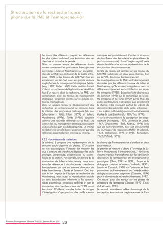 Business Management Review Vol.1(1), Janvier-Mars 2011
30
Au cours des différents congrès, les références
les plus citées traduisent une évolution des re-
cherches et du cadre de pensée.
Dans un premier temps, les références domi-
nantes concernent les précurseurs francophones
du champ : Julien et Marchesnay sur les spécifi-
cités de la PME (en particulier de la petite entre-
prise, 1988 ou les travaux du GREPME) tout en
entretenant un lien fort avec les grands auteurs
anglophones du management stratégique (Mintz-
berg, 1982, Porter, 1986). Cette position traduit
d’abord un processus de légitimation et de défini-
tion d’un nouvel objet de recherche, la PME, une
démarcation avec les travaux de management
stratégique largement centrés sur la grande en-
treprise managériale.
Dans un second temps, le développement des
recherches en entrepreneuriat se retrouve dans
la citation des précurseurs historiques tels que
Schumpeter (1935), Filion (1991) et Julien,
Marchesnay (1996). Torrès (1998) apparaît
comme une nouvelle référence sur la PME. Les
auteurs liés au management stratégique occupent
une plus faible part des bibliographies. Le champ
de recherche semble donc s’autonomiser par des
références essentiellement internes au champ.
II.2.2 - Les réseaux de cocitations
Le schéma 8 propose une représentation de la
structure socio-cognitive du champ. D’un point
de vue sociologique, l’analyse fait ressortir les
jeux d’acteurs, de chercheurs dépassant les seuls
ancrages canoniques, académiques ou scienti-
fiques de la citation. Par exemple, en dehors de la
domination de Julien et Marchesnay, nous trou-
vons des références à de plus jeunes chercheurs
francophones qui ont eu comme directeur de
thèse Marchesnay : Torrès et Sammut. Ceci tra-
duit le fort impact de l’équipe de recherche de
Marchesnay, mais aussi la reproduction sociale
au sens bourdieusien inhérente à la commu-
nauté scientifique, processus renforcé ici par la
domination des chercheurs issus de l’ERFI parmi
les citants. D’ailleurs, une des limites de ce type
d’investigation s’appuyant sur des outils sciento-
métriques est probablement d’inciter à la repro-
duction (lire et citer les auteurs les plus référencés
par la communauté). Sous l’angle cognitif, cette
démarche débouche sur une représentation de la
structuration des connaissances.
La tête du réseau est centrée sur les travaux du
GREPME subdivisés en deux sous-champs, l’un
sur la PME, l’autre sur l’entrepreneuriat.
Les investigations sur la PME sont très largement
dominées par les différents travaux de Julien et
Marchesnay, qu’ils les aient cosignés ou non. La
référence majeure est leur contribution sur la pe-
tite entreprise (1988). Exception faite des travaux
de Sammut (1998) sur le démarrage de la pe-
tite entreprise et de Torrès (1999) sur la PME, les
autres contributions n’alimentent pas directement
le champ. Elles marquent surtout la volonté de
démontrer les spécificités de la petite entreprise :
• sur le plan méthodologique avec les nécessaires
études de cas (Eisenhardt, 1989, Yin, 1994),
• sur la structuration et la conception des orga-
nisations (Mintzberg, 1992, Lawrence et Lorsch,
1967, Granovetter, 1985, Koenig, 1996) ainsi
que de l’environnement, qu’il soit concurrentiel
ou fournisseur de ressources (Pfeffer et Salancik,
1978, Williamson, 1975 et 1985, Richardson,
1972, Puthod, 1995).
Le champ de l’entrepreneuriat s’analyse en deux
sous-réseaux.
Le premier se rattache d’abord à l’ouvrage de Ju-
lien et Marchesnay (l’entrepreneuriat, 1996) avec
d’autres travaux francophones sur la conception
des valeurs de l’entrepreneur et l’émergence d’un
paradigme (Filion, 1991 et 1997 ; Bruyat et la
dialogique création de valeur / individu, 1993 ;
Lorrain et Dussault, 1988 sur l’artisanat et l’op-
portunisme de l’entrepreneur) ou l’intérêt métho-
dologique des cartes cognitives (Cossette, 1994)
pour le domaine de recherche (Verstraete, 1997).
On trouve aussi des travaux sur les phases de
croissance de l’entreprise (Greiner, 1972, Chur-
chill et Lewis, 1983).
Le second sous-réseau relève davantage de la
conception économique anglo-saxonne de l’en-
Structuration de la recherche franco-
phone sur la PME et l’entrepreneuriat
 