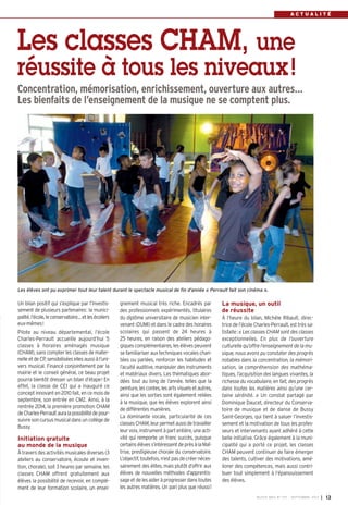 Un bilan positif qui s’explique par l’investis-
sement de plusieurs partenaires: la munici-
palité,l’école,leconservatoire…etlesécoliers
eux-mêmes!
Pilote au niveau départemental, l’école
Charles-Perrault accueille aujourd’hui 5
classes à horaires aménagés musique
(CHAM), sans compter les classes de mater-
nelleetdeCP,sensibiliséesellesaussiàl’uni-
vers musical. Financé conjointement par la
mairie et le conseil général, ce beau projet
pourra bientôt dresser un bilan d’étape! En
effet, la classe de CE1 qui a inauguré ce
concept innovant en 2010 fait, en ce mois de
septembre, son entrée en CM2. Ainsi, à la
rentrée 2014, la première promotion CHAM
deCharles-Perraultauralapossibilitédepour-
suivresoncursusmusicaldansuncollègede
Bussy.
Initiation gratuite
au monde de la musique
À travers des activités musicales diverses (3
ateliers au conservatoire, écoute et inven-
tion, chorale), soit 3 heures par semaine, les
classes CHAM offrent gratuitement aux
élèves la possibilité de recevoir, en complé-
ment de leur formation scolaire, un ensei-
gnement musical très riche. Encadrés par
des professionnels expérimentés, titulaires
du diplôme universitaire de musicien inter-
venant (DUMI) et dans le cadre des horaires
scolaires qui passent de 24 heures à
25 heures, en raison des ateliers pédago-
giques complémentaires, les élèves peuvent
se familiariser aux techniques vocales chan-
tées ou parlées, renforcer les habitudes et
l’acuité auditive, manipuler des instruments
et matériaux divers. Les thématiques abor-
dées tout au long de l’année, telles que la
peinture,lescontes,lesartsvisuelsetautres,
ainsi que les sorties sont également reliées
à la musique, que les élèves explorent ainsi
de différentes manières.
La dominante vocale, particularité de ces
classesCHAM,leurpermetaussidetravailler
leurvoix,instrumentàpartentière,uneacti-
vité qui remporte un franc succès, puisque
certainsélèvess’intéressentdeprèsàlaMaî-
trise, prestigieuse chorale du conservatoire.
L’objectif,toutefois,n’estpasdecréernéces-
sairement des élites, mais plutôt d’offrir aux
élèves de nouvelles méthodes d’apprentis-
sageetdelesaideràprogresserdanstoutes
les autres matières. Un pari plus que réussi!
La musique, un outil
de réussite
À l’heure du bilan, Michèle Ribault, direc-
trice de l’école Charles-Perrault, est très sa-
tisfaite: « Les classes CHAM sont des classes
exceptionnelles. En plus de l’ouverture
culturelle qu’offre l’enseignement de la mu-
sique, nous avons pu constater des progrès
notables dans la concentration, la mémori-
sation, la compréhension des mathéma-
tiques, l’acquisition des langues vivantes, la
richesse du vocabulaire, en fait, des progrès
dans toutes les matières ainsi qu’une cer-
taine sérénité. » Un constat partagé par
Dominique Daucet, directeur du Conserva-
toire de musique et de danse de Bussy
Saint-Georges, qui tient à saluer l’investis-
sement et la motivation de tous les profes-
seurs et intervenants ayant adhéré à cette
belle initiative. Grâce également à la muni-
cipalité qui a porté ce projet, les classes
CHAM peuvent continuer de faire émerger
des talents, cultiver des motivations, amé-
liorer des compétences, mais aussi contri-
buer tout simplement à l’épanouissement
des élèves.
BUSSY MAG N° 157 - SEPTEMBRE 2013 I 13
Les élèves ont pu exprimer tout leur talent durant le spectacle musical de fin d’année « Perrault fait son cinéma ».
A C T U A L I T É
Les classes CHAM, une
réussite à tous les niveaux!
Concentration, mémorisation, enrichissement, ouverture aux autres…
Les bienfaits de l’enseignement de la musique ne se comptent plus.
BUSSY 157_Mise en page 1 02/09/13 16:59 Page13
 