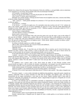 flanelas leves, duma alvura de açucena. Parou lentamente à beira dos colchões, e, com gravidade, como se anunciasse
o seu casamento ou a sua morte, deixou desabar sobre mim esta declaração formidável:
-Zé Fernandes, vou partir para Tormes.
O pulo com que me sentei abalou o rijo leito de pau-preto do velho D.Galião:
-Para Tormes? Ó Jacinto, quem assassinaste?...
Deleitado com a minha emoção, o Príncipe da Grã-Ventura tirou da algibeira uma carta, e encetou estas linhas,
já decerto relidas, fundamente estudadas:
-“Ilmº e Exmº sr. – Tenho grande satisfação em comunicar a V.Exª que toda esta semana devem ficar prontas
as obras da capela...”
-É do Silvério? – exclamei.
-É do Silvério. “... as obras da capela nova. Os venerandos restos dos excelsos avós de V. Exª, senhores de
todo o meu respeito, podem pois ser em breve trasladados da igreja de S José, onde têm estado depositados pôr
bondade do nosso Abade, que muito se recomenda a V.Exª... Submisso aguardo as prestantes ordens de V.Exª a
respeito desta majestosa e aflitiva cerimônia...”
Atirei os braços, compreendendo:
-Ah! bem! Queres ir assistir à trasladação....
Jacinto sumiu a carta no bolso.
-Pois não te parece, Zé Fernandes? Não é pôr causa dos outros avós, que são vagos, e que eu não conheci. É
pôr causa do avô Galião... Também não o conheci. Mas este 202 está cheio dele; tu estás deitado na cama dele; eu
ainda uso o relógio dele. Não posso abandonar ao Silvério e aos caseiros o cuidado de o instalarem no seu jazigo
novo. Há aqui um escrúpulo de decência, de elegância moral... Enfim, decidi. Apertei os punhos na cabeça, e gritei –
vou a Tormes! E vou!... E tu vens!
Eu enfiara as chinelas, apertava os cordões do roupão:
-Mas tu sabes, meu bom Jacinto, que a casa de Tormes está inabitável...
Ele cravou em mim os olhos aterrados.
-Medonha, hem?
-Medonha, medonha, não... É uma bela casa, de bela pedra. Mas os caseiros, que lá vivem há trinta anos,
dormem em catres, comem o caldo à lareira, e usam as salas para secar o milho. Creio que os únicos móveis de
Tormes, se bem recordo, são um armário e uma espineta de charão, coxa, já sem teclas.
O meu pobre Príncipe suspirou, com um gesto rendido em que se abandonava ao Destino:
-Acabou!... alea jacta est! E como só partimos para Abril, há tempo de pintar, de assoalhar, de envidraçar...
Mando aqui de Paris tapetes e camas... Um estofador de Lisboa vai depois forrar e disfarçar algum buraco... Levamos
livros, uma máquina para fabricar gelo... E é mesmo uma ocasião de pôr enfim numa das minhas casas de Portugal
alguma decência e ordem. Pois não achas? E então essa! Uma casa que data de 1410... Ainda existia o Império
Bizantino!
Eu espalhava, com o pincel, sobre a face, flocos lentos de sabão. O meu Príncipe acendeu muito
pensativamente um cigarro; e não se arredou do toucador, considerando o meu preparo com uma atenção triste que
me incomodava. Pôr fim, como se remoesse uma sentença minha, para lhe reter bem a moral e o suco:
-Então, definitivamente, Zé Fernandes, entendes que é um dever, um absoluto dever, ir eu a Tormes?
Afastei do espelho a cara ensaboada para encarar divertido espanto o meu Príncipe:
-Ó Jacinto! foi ti, só em ti que nasceu a idéia desse dever! E honra te seja, menino... Não cedas a ninguém essa
honra!
Ele atirou o cigarro – e, com as mãos enterradas nas algibeiras das pantalonas, vagou pelo quarto, topando nas
cadeiras, embicando contra os postes torneados do velho leito de D.Galião, num balanço vago, com barco já
desamarrado do seu seguro ancoradouro, e sem rumo no mar incerto. Depois encalhou sobre a mesa onde eu
conservava enfileirada, pôr gradações de sentimentos, desde o daguerreótipo do papá até a fotografia do Corocho
perdigueiro, a galeria da minha Família.
E nunca o meu Príncipe (que eu contemplava esticando os suspensórios) me pareceu tão corcovado, tão
minguado, como gasto pôr uma lima que desde muito andasse fundamente limando. Assim viera findar, desfeita em
Civilização, naquele super-requintado magricela sem músculo e sem energia, a raça fortíssima dos Jacintos! Esses
guedelhudos Jacintões, que nas suas altas terras de Tormes, de volta de bater o mouro no Salado ou o castelhano em
Valverde, nem mesmo despiam as fuscas armaduras para lavar as suas cãs e amarrar a vide ao olmo, edificando o
Reino com a lança e com a enxada, ambas tão rudes e rijas! E agora ali estava aquele último Jacinto, um Jacintículo,
com a macia pele embebida em aromas, a curta alma enrodilhada em Filosofias, travado e suspirando baixinho na
miúda indecisão de viver.
-Ó Zé Fernandes, quem é essa lavadeirona tão rechonchuda?
Estendi o pescoço para a fotografia que ele erguera de entre a minha galeria, no seu honroso caixilho de
pelúcia escarlate:
 