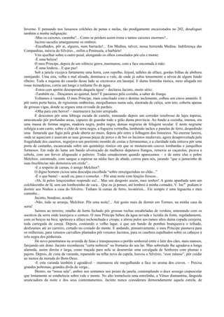 Inverno. E pensando nos luxuosos colchões de penas e molas, tão prodigamente encaixotados no 202, desafoguei
também a minha indignação:
-Mas os caixotes, caramba?... Como se perdem assim trinta e tantos caixotes enormes?...
Jacinto sacudiu amargamente os ombros:
-Encalhados, pôr aí, algures, num barracão!... Em Medina, talvez, nessa horrenda Medina. Indiferença das
Companhias, inércia do Silvério... enfim a Península, a barbárie!
Vim ajoelhar sobre o outro poial, alongando os olhos consolados pôr céu e monte:
-É uma beleza!
O meu Príncipe, depois de um silêncio grave, murmurou, com a face encostada à mão:
-É uma lindeza... E que paz!
Sob a janela vicejava fartamente uma horta, com repolho, feijoal, talhões de alface, gordas folhas de abóbora
rastejando. Uma eira, velha e mal alisada, dominava o vale, de onde já subia tenuemente a névoa de algum fundo
ribeiro. Toda a esquina do casarão desse lado se encravava em laranjal. E duma fontinha rústica, meio afogada em
rosas tremedeiras, corria um longo e rutilante fio de água.
-Estou com apetite desesperado daquela água! – declarou Jacinto, muito sério.
-Também eu... Desçamos ao quintal, hem? E passamos pela cozinha, a saber do frango.
Voltamos à varanda. O meu Príncipe, mais conciliado com o destino inclemente, colheu um cravo amarelo. E
pôr outra porta baixa, de rigíssimas ombreiras, mergulhamos numa sala, alastrada de caliça, sem teto, coberta apenas
de grossas vigas, donde se ergueu uma revoada de pardais.
-Olha para este horror! – murmurava Jacinto arrepiado.
E descemos pôr uma lôbrega escada de castelo, tenteando depois um corredor tenebroso de lajes ásperas,
atravancado pôr profundas arcas, capazes de guardar todo o grão duma província. Ao fundo a cozinha, imensa, era
uma massa de formas negras, madeira negra, pedra negra, densas negruras de felugem secular. E neste negrume
refulgia a um canto, sobre o chão de terra negra, a fogueira vermelha, lambendo tachos e panelas de ferro, despedindo
uma fumarada que fugia pela grade aberta no muro, depois pôr entre a folhagem dos limoeiros. Na enorme lareira,
onde se aqueciam e assavam as suas grossas peças de porco e de boi os Jacintos medievais, agora desaproveitada pela
frugalidade dos caseiros, negrejava um poeirento montão de cestas e ferramentas; e a claridade toda entrava pôr uma
porta de castanho, escancarada sobre um quintalejo rústico em que se misturavam couves lombardas e junquilhos
formosos. Em roda do lume um bando alvoroçado de mulheres depenava frangos, remexia as caçarolas, picava a
cebola, com um fervor afogueado e palreiro. Todas emudeceram quando aparecemos – e de entre elas o pobre
Melchior, estonteado, com sangue a espirrar na nédia face de abade, correu para nós, jurando “que o jantarinho de
suas Incelências não demorava um credo”...
-E a respeito de camas, ó amigo Melchior?
O digno homem ciciou uma desculpa encolhida “sobre enxergazinhas no chão...”
-É o que basta! – acudi eu, para o consolar. – Pôr uma noite com lençóis frescos...
-Ah, lá pelos lençoizinhos respondo eu!... Mas um desgosto assim, meu senhor! A gente apanhada sem um
colchãozinho de lã, sem um lombozinho de vaca... Que eu já pensei, até lembrei à minha comadre, V. Incas
podiam ir
dormir aos Ninhos a casa do Silvério. Tinham lá camas de ferro, lavatórios... Ele sempre é uma leguazita e meu
caminho...
Jacinto, bondoso, acudiu:
-Não, tudo se arranja, Melchior. Pôr uma noite!... Até gosto mais de dormir em Tormes, na minha casa da
serra!
Saímos ao terreiro, retalho de horta fechado pôr grossas rochas encabeladas de verdura, entestando com os
socalcos da serra onde lourejava o centeio. O meu Príncipe bebeu da água nevada e luzidia da fonte, regaladamente,
com os beiços na bica; apeteceu a alface rechonchuda e crespa; e atirou pulos aos ramos altos duma copada cerejeira,
toda carregada de cereja. Depois, costeando o velho lagar, a que um bando de pombas branqueava o telhado,
deslizamos até ao carreiro, cortado no costado do monte. E andando, pensativamente, o meu Príncipe pasmava para
os milheirais, para vetustos carvalhos plantados pôr vetustos Jacintos, para os casebres espalhados sobre os cabeços à
orla negra dos pinheirais.
De novo penetramos na avenida de faias e transpusemos o portão senhorial entre o latir dos cães, mais mansos,
farejando um dono. Jacinto reconheceu “certa nobreza” na frontaria do seu lar. Mas sobretudo lhe agradava a longa
alameda, assim direita e larga, como traçada para nela se desenrolar uma cavalgada de Senhores com plumas e
pajens. Depois, de cima da varanda, reparando na telha nova da capela, louvou o Silvério, “esse ralasso”, pôr cuidar
ao menos da morada do Bom-Deus.
-E esta varanda também é agradável – murmurou ele mergulhando a face no aroma dos cravos. – Precisa
grandes poltronas, grandes divãs de verga...
Dentro, na “nossa sala”, ambos nos sentamos nos poiais da janela, contemplando o doce sossego crepuscular
que lentamente se estabelecia sobre vale e monte. No alto tremeluzia uma estrelinha, a Vênus diamantina, lânguida
anunciadora da noite e dos seus contentamentos. Jacinto nunca considerara demoradamente aquela estrela, de
 