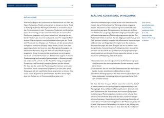 35 
Inventar – Quellen und Platzierungen 34 Realtime Advertising im Mediamix 
Entwicklung 
Während zu Beginn des automatisierten Mediaeinkaufs vor allem das 
Open-Marketplace-Modell vorherrschte, ist derzeit ein klarer Trend 
in Richtung der Private-Marketplace-Modelle zu verzeichnen, da sie 
den Marktteilnehmern mehr Transparenz, Planbarkeit und Sicherheit 
bieten. Kostenseitig sind die technischen Fees für die technischen 
Plattformen insgesamt noch immer relativ hoch, allerdings mit sin-kender 
Tendenz. Zu erwarten sind jedoch weiterhin steigende Medi-akosten. 
Die verfügbaren Inventarkanäle betreffend geht der Trend 
vom Monokanal (nur Display) zum Multikanal und den entsprechend 
verfügbaren Inventaren (Display, Video, Mobile, Social). Vom Kam-pagnentypus 
haben bis heute vor allem Retargeting-Kampagnen mit 
IAB-Standardformaten die große Mehrzahl aller RTA-Kampagnen 
ausgemacht. Diese Formate werden zunehmend um das Angebot 
von Groß- und Sonderformaten auf Anbieterseite ergänzt. In diesem 
Zusammenhang wird verstärkt Pemiuminventar in Echtzeit vermark-tet, 
sodass somit auch die von der Anzahl her stetig ansteigenden 
Prospecting- und Branding-Kampagnen bedient werden können. 
Für diese werden zudem die Platzierungsinformationen seitens der 
Vermarkter immer transparenter angeboten, um auch sehr spitze 
Zielgruppen auf sehr spezifischen Seiten ansprechen zu können. Dies 
ist ein echtes Argument für Unternehmen, die Wert darauf legen, 
dass ihre Marken nur im Premiumumfeld zu sehen sind. 
Realtime Advertising im Mediamix 
Klassische Umfeldplanungen, wie sie derzeit noch mehrheitlich für 
Kunden, die auf Online-Basis ihre Werbung schalten, eingesetzt 
werden, fokussieren auf die Aussteuerung nach traditionell sozio-demografisch 
geprägten Planungsmustern, bei denen auf der Basis 
von Prädiktionen aus geringen Fallzahlen Zielgruppenmodellierungen 
auf Gesamtzielgruppen pro Platzierung vorgenommen werden. Die 
Problematik hierbei ist jedoch, dass die Zielgruppenabdeckung je nach 
Tiefe qualitativ erheblich schwankt und differenzierte Aussteuerungen 
auf Einzel-User und Endgeräte nicht möglich sind. Das bedeutet, 
dass diese Planungen drei User-Gruppen, die wir im Rahmen eines 
übergreifenden Customer Journey Trackings des Users heute schon 
ermitteln und durch RTA bzw. profilbasierte Kampagnenplanungen 
sowohl medial als auch kreativ effizient ansprechen können, in einer 
klassischen Umfeldplanung außer Acht lassen: 
1. Bestandskunden, die sich aufgrund ihres Surfverhaltens in proprie-tären 
Bereichen des werbungtreibenden Kunden eindeutig klassifi-zieren 
lassen 
2. Interessenten, die sich durch den Websitekontakt des werbungtrei-benden 
Kunden identifizieren und klassifizieren lassen 
3. Profilierte Nutzergruppen auf der Basis externer (Kauf-)Daten, die 
neben eindeutigen Soziodemografika auch psychografische Merk-male 
enthalten können. 
Um diese drei User-Gruppen effizient ansprechen zu können, bedarf 
es sowohl medial als auch kreativ eines Paradigmenwechsels in der 
Planungslogik. Eine profilbasierte Planung fokussiert demnach nicht 
mehr auf Reduktion der Streuverluste durch bessere Zielgruppen-modellierung 
auf Platzierungsebene, sondern primär auf eine diver-sifizierte 
und individuelle Ansprache des Users, basierend bezogen 
auf seine Interessen, Gewohnheiten und Soziodemografika sowie auf 
seinen Status im Kaufentscheidungsprozess. Die Platzierung als Garant 
für eine Zielgruppentreffgenauigkeit tritt hierbei in den Hintergrund. 
Bedeutet dies in letzter Konsequenz, dass damit das Aussterben der 
Julian Simons, 
geschäftsführender 
Gesellschafter, 
mediascale GmbH 
& Co. KG, 
Leiter des Labs 
Realtime Advertising 
im BVDW 
 