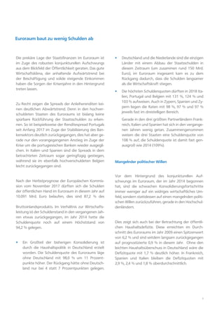 2
Die prekäre Lage der Staatsfinanzen im Euroraum ist
im Zuge des robusten konjunkturellen Aufschwungs
aus dem Blickfeld der Öffentlichkeit geraten. Das gute
Wirtschaftsklima, der anhaltende Aufwärtstrend bei
der Beschäftigung und solide steigende Einkommen
haben die Sorgen der Krisenjahre in den Hintergrund
treten lassen.
Zu Recht zeigen die Spreads der Anleiherenditen kei-
nen deutlichen Abwärtstrend. Denn in den hochver-
schuldeten Staaten des Euroraums ist bislang keine
spürbare Rückführung der Staatsschulden zu erken-
nen. So ist beispielsweise der Renditespread Portugals
seit Anfang 2017 im Zuge der Stabilisierung des Ban-
kensektors deutlich zurückgegangen, dies hat aber ge-
rade nur den vorangegangenen Anstieg im Zuge der
Krise um die portugiesischen Banken wieder ausgegli-
chen. In Italien und Spanien sind die Spreads in dem
betrachteten Zeitraum sogar geringfügig gestiegen,
während sie im ebenfalls hochverschuldeten Belgien
leicht zurückgegangen sind.
Nach der Herbstprognose der Europäischen Kommis-
sion vom November 2017 dürften sich die Schulden
der öffentlichen Hand im Euroraum in diesem Jahr auf
10.091 Mrd. Euro belaufen, dies sind 87,2 % des
Bruttoinlandsprodukts. Im Verhältnis zur Wirtschafts-
leistung ist der Schuldenstand in den vergangenen Jah-
ren etwas zurückgegangen, im Jahr 2014 hatte die
Schuldenquote noch auf einem Höchststand von
94,2 % gelegen.
 Ein Großteil der bisherigen Konsolidierung ist
durch die Haushaltspolitik in Deutschland erzielt
worden. Die Schuldenquote des Euroraums läge
ohne Deutschland mit 98,0 % um 11 Prozent-
punkte höher. Der Rückgang hätte ohne Deutsch-
land nur bei 4 statt 7 Prozentpunkten gelegen.
 Deutschland und die Niederlande sind die einzigen
Länder mit einem Abbau der Staatsschulden in
diesem Zeitraum (um zusammen rund 150 Mrd.
Euro), im Euroraum insgesamt kam es zu dem
Rückgang dadurch, dass die Schulden langsamer
als die Wirtschaftskraft stiegen.
 Die höchsten Schuldenquoten dürften in 2018 Ita-
lien, Portugal und Belgien mit 131 %, 124 % und
103 % aufweisen. Auch in Zypern, Spanien und Zy-
pern liegen die Raten mit 98 %, 97 % und 97 %
jeweils fast im dreistelligen Bereich.
Gerade in den drei größten Partnerländern Frank-
reich, Italien und Spanien hat sich in den vergange-
nen Jahren wenig getan. Zusammengenommen
weisen die drei Staaten eine Schuldenquote von
108 % auf, die Schuldenquote ist damit fast gen-
ausgroß wie 2014 (109%).
Mangelnder politischer Willen
Vor dem Hintergrund des konjunkturellen Auf-
schwungs im Euroraum, der im Jahr 2014 begonnen
hat, sind die schwachen Konsolidierungsfortschritte
immer weniger auf ein widriges wirtschaftliches Um-
feld, sondern stattdessen auf einen mangelnden politi-
schen Willen zurückzuführen, gerade in den Hochschul-
denländern.
Dies zeigt sich auch bei der Betrachtung der öffentli-
chen Haushaltsdefizite. Diese erreichten im Durch-
schnitt des Euroraums im Jahr 2009 einen Spitzenwert
von 6,2 % und sind seitdem langsam zurückgegangen
auf prognostizierte 0,9 % in diesem Jahr. Ohne den
leichten Haushaltsüberschuss in Deutschland wäre die
Defizitquote mit 1,7 % deutlich höher. In Frankreich,
Spanien und Italien bleiben die Defizitquoten mit
2,9 %, 2,4 % und 1,8 % überdurchschnittlich.
Euroraum baut zu wenig Schulden ab
 