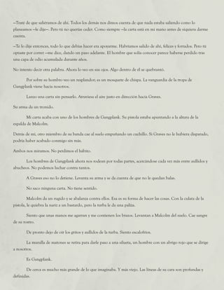 —Traté de que saliéramos de ahí. Todos los demás nos dimos cuenta de que nada estaba saliendo como lo
planeamos —le dije—. Pero tú no querías ceder. Como siempre —la carta está en mi mano antes de siquiera darme
cuenta.
—Te lo dije entonces, todo lo que debías hacer era apoyarme. Habríamos salido de ahí, felices y forrados. Pero tú
optaste por correr —me dice, dando un paso adelante. El hombre que solía conocer parece haberse perdido tras
una capa de odio acumulada durante años.
No intento decir otra palabra. Ahora lo veo en sus ojos. Algo dentro de él se quebrantó.
	 Por sobre su hombro veo un resplandor; es un mosquete de chispa. La vanguardia de la tropa de
Gangplank viene hacia nosotros.
	 Lanzo una carta sin pensarlo. Atraviesa el aire justo en dirección hacia Graves.
Su arma da un tronido.
	 Mi carta acaba con uno de los hombres de Gangplank. Su pistola estaba apuntando a la altura de la
espalda de Malcolm.
Detrás de mí, otro miembro de su banda cae al suelo empuñando un cuchillo. Si Graves no le hubiera disparado,
podría haber acabado conmigo sin más.
Ambos nos miramos. No perdimos el hábito.
	 Los hombres de Gangplank ahora nos rodean por todas partes, acercándose cada vez más entre aullidos y
abucheos. No podemos luchar contra tantos.
	 A Graves eso no lo detiene. Levanta su arma y se da cuenta de que no le quedan balas.
	 No saco ninguna carta. No tiene sentido.
	 Malcolm da un rugido y se abalanza contra ellos. Esa es su forma de hacer las cosas. Con la culata de la
pistola, le quiebra la nariz a un bastardo, pero la turba le da una paliza.
	 Siento que unas manos me agarran y me contienen los brazos. Levantan a Malcolm del suelo. Cae sangre
de su rostro.
	 De pronto dejo de oír los gritos y aullidos de la turba. Siento escalofríos.
	 La muralla de matones se retira para darle paso a una silueta, un hombre con un abrigo rojo que se dirige
a nosotros.
	 Es Gangplank.
	 De cerca es mucho más grande de lo que imaginaba. Y más viejo. Las líneas de su cara son profundas y
definidas.
 