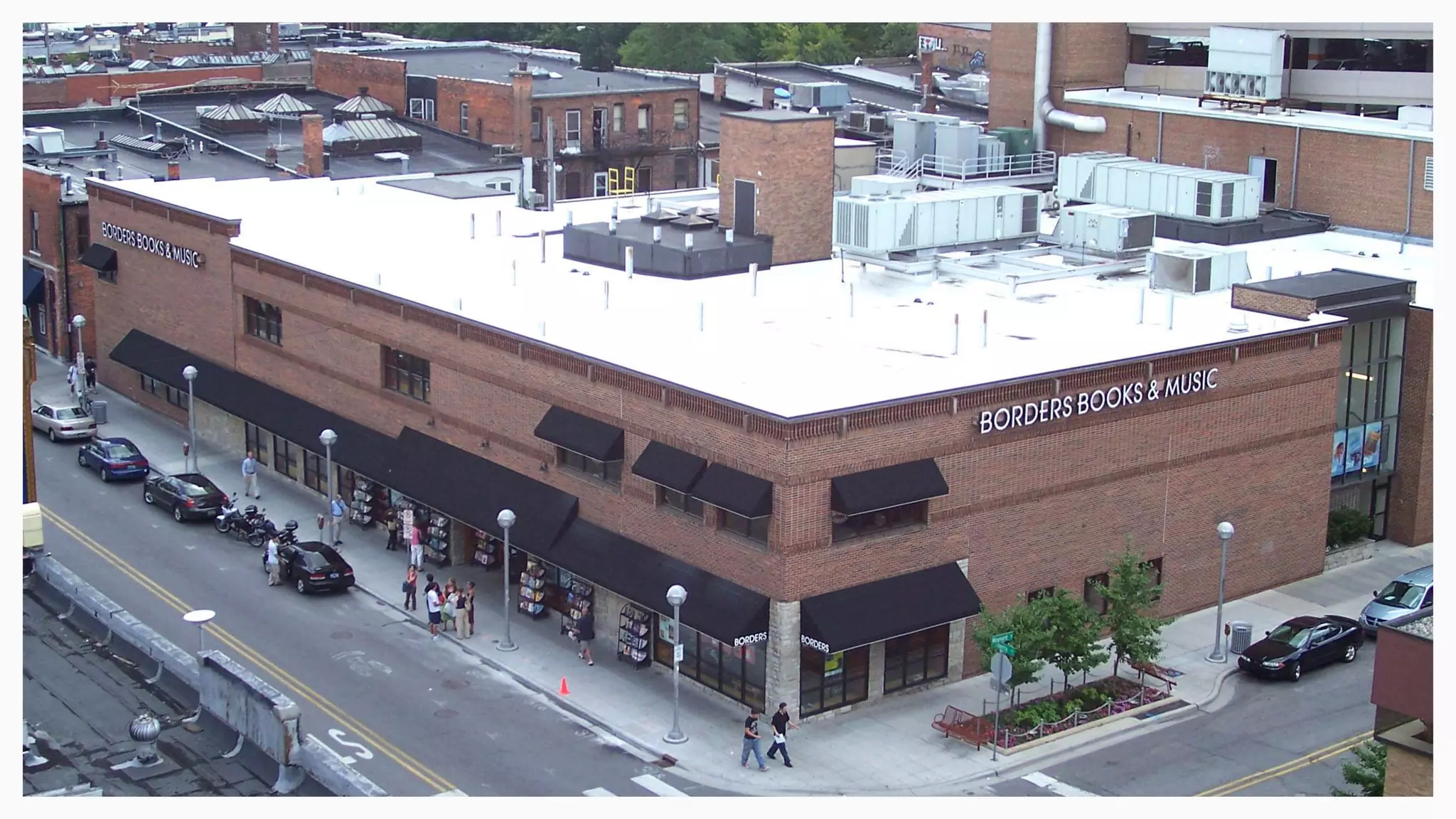 This is the original Borders store in Ann Arbor, Michigan. It opened in
1971 and was founded by Tom and Louis Border, both smart guys and
University of Michigan graduates. They developed an inventory system
that tailored each store’s products to its local community. They even
had the foresight to spin this inventory system off into its own business
that supplied other local independent book stores. And whilst at its
height it operated over 1,200 stores in the US and rest of the world, this
is where the innovation ended.
Source: Wikipedia
 