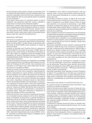 203
As dores lombares crônicas devem, portanto, ser encaradas como
um problema de saúde pública, pois esta morbidade afeta princi-
palmente a população economicamente ativa, podendo ser alta-
mente incapacitante, além de causar grande impacto na qualidade
de vida do paciente.4
A dor lombar crônica causa um importante impacto na vida do
trabalhador, que apresenta-se deprimido, ansioso, insatisfeito e
muitas vezes com medo de ser demitido do trabalho.1
Sendo assim, o objetivo deste estudo foi de avaliar as consequên-
cias na qualidade de vida dos lombálgicos segundo os domínios
do Instrumento SF-36 (capacidade funcional, aspectos físicos,
dor, estado geral de saúde, vitalidade, aspectos sociais, aspectos
emocionais e saúde mental) antes e após as intervenções fisiote-
rápicas e após dois meses de acompanhamento.
Materiais e Métodos
Este estudo se caracterizou como uma pesquisa quantitativa do
tipo experimental. A pesquisa foi desenvolvida no Instituto Orto-
pédico de Palmas (IOP) e no NAC (Núcleo de Atendimento Mul-
tifuncional) do CEULP/ULBRA ambos localizados na Cidade de
Palmas-TO, Brasil.
O estudo foi aprovado pelo Comitê de Ética em pesquisa do
CEULP/ULBRA-TO sob número de processo 13/2009. Todos os
pacientes foram encaminhados ao Ambulatório Fisioterápico do
IOP e para o NAC com diagnóstico prévio de lombalgia crônica
inespecífica. Os médicos ortopedistas utilizaram os critérios da
Sociedade Brasileira de Reumatologia5
para o diagnóstico de lom-
balgia crônica inespecífica.
Um total de cinquenta voluntários com diagnóstico de lombalgia
crônica inespecífica foram recrutados da lista de espera do ambu-
latório de Fisioterapia do IOP e do NAC. Estes voluntários foram
submetidos a uma triagem inicial, sendo selecionados 30 deles,
de acordo com os seguintes critérios:
Critérios de inclusão: foram incluídas na amostra 30 pessoas que
apresentaram dor lombar crônica inespecífica, diagnosticadas por
médicos especialistas em coluna vertebral, acompanhadas de
exames subsidiários (TC ou RM) na faixa etária entre 19 e 60 anos
de idade, de ambos os sexos, que apresentavam dor lombar há
mais de doze semanas, sem sintomas radiculares (dor irradiada
até o joelho, hipoestesia, disfunção muscular ou hiporreflexia)
critérios da Sociedade Brasileira de Reumatologia5
e se dispuse-
ram a participar do estudo firmando o Termo de Consentimento
Livre e Esclarecido; também tinham que apresentar nível cognitivo
suficiente, testado pelo MMSE (Mini-Mental State Examination)
de Folstein,6
para entender os procedimentos e acompanhar as
orientações dadas. Todos eram sedentários e inexperientes na
prática dos métodos de RPG e de Isostretching.
Critérios de exclusão: Foram excluídos os sujeitos que apresenta-
ram compressão radicular, prolapso ou hérnia discal, espondilo-
listese ou retrolistese, escoliose severa ou grandes alterações do
alinhamento da coluna vertebral, espondiloartrose avançada, tu-
mores, histórico de cirurgia e outras causas específicas e/ou sérias
de dor lombar. Presença de diagnóstico de doenças respiratórias
ou neurológicas, sequelas de pólio, uso de prótese, discrepância
de membros, hérnia umbilical, grávidas, doenças infecciosas, pes-
soas incapacitadas para responder os questionários: deficientes
mentais e pessoas que tiveram acidentes vasculares encefálicos
(AVE). Depressão (diagnosticada pela escala de BECK), fuman-
tes, praticantes de atividade física regular e lombálgicos que se
recusaram a participar do estudo.
Foi estabelecido como critério de descontinuidade a falta, por
qualquer motivo, a mais de duas semanas consecutivas das téc-
nicas de intervenções fisioterápicas ou a recusa a participar do
estudo até o final.
Os voluntários incluídos no estudo, no total de 30, foram distri-
buídos aleatoriamente em três grupos de 10 sujeitos (a randomi-
zação foi realizada por uma tabela numérica), sendo um grupo
(Iso) submetido a um protocolo de Isostretching; o outro (RPG)
submetido ao alongamento global em duas posturas do método
da Reeducação Postural Global (RPG) e o grupo Iso + RPG foi
submetido ao método da Reeducação Postural Global (RPG) e ao
protocolo de Isostretching.
Após a aceitação do Termo de Consentimento Livre e Esclarecido
os sujeitos foram submetidos a uma sequência de procedimentos por
um examinador previamente treinado e independente.
Os voluntários foram submetidos a uma avaliação físico-funcional
através de uma ficha específica, como a descrita por Alexandre et al.7
Para a quantificação da dor lombar foi utilizada a escala visual
analógica de dor (EVA).
Para avaliar a qualidade de vida foi utilizado o questionário SF-36
(Short-Form Health Survey). Este instrumento de qualidade de
vida (QV) multidimensional foi desenvolvido em 1992 por Ware e
Sherbourne e validado no Brasil por Ciconelli et al.8
A avaliação
dos resultados foi feita mediante a atribuição de escores para cada
questão, os quais foram transformados numa escala de zero a
100, onde zero correspondeu a uma pior qualidade de vida e 100
a uma melhor qualidade de vida. Cada dimensão foi analisada
separadamente.
Sorteio para o grupo das intervenções foi realizado um sorteio
no início das intervenções. Para tal foram: estabelecidos três gru-
pos de intervenções: Grupo (Iso) (grupo atendido somente pelo
método do Isostretching), Grupo (RPG) (grupo atendido somente
pelo método do RPG); e Grupo (Iso + RPG) (grupo atendido pelo
método do RPG e (Isostretching).
Intervenção fisioterápica: foram realizadas no Instituto Ortopédico
de Palmas- TO, que dispõe de um consultório para o atendimento
de RPG e de Isostretching. Todos os sujeitos portadores de lom-
balgia crônica inespecífica foram atendidos pela pesquisadora,
reduzindo a probabilidade de interferências pessoais sobre os
resultados.
Intervenções pelo método do Isostretching (Grupo Iso)
Os sujeitos do grupo de Isostretching foram submetidos a sete
exercícios do conceito de Redondo.9
Cada um dos exercícios se repetiu oito vezes. O tempo de manu-
tenção da postura foi regido pela expiração profunda e prolongada
cerca de seis a 10 segundos. Após cada expiração relaxou-se so-
mente a tensão, mantendo a contração isométrica sem modificar
a posição de base. Foi observado o aumento de tensão muscular
por alongamentos pela contração isométrica, com uma expiração
profunda e prolongada, recolocação da pelve, um abaixamento
das escápulas (fixação isométrica) e um auto-engrandecimento
da coluna vertebral.9
O tratamento foi realizado durante três meses em sessões indivi-
duais duas vezes por semana durante 60 minutos, com um total
de 24 sessões.
Foram orientados a permanecer na posição de alongamento e
contração isométrica por 6 segundos, mantendo um ritmo respi-
ratório lento. Foram respeitados o limite e a capacidade de cada
paciente. Cada exercício foi repetido, oito repetições após 6 se-
gundos de descanso.
Acta Ortop Bras. 2013;21(4):202-7
 
