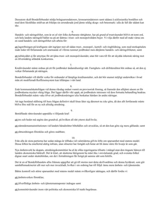 Dessutom skall Bondeförbundet stödja bolagsarrendatorers, kronoarrendatorers samt sådana å ecklesiastika boställen och
med dem likställdas sträfvan att friköpa sin arrenderade jord jämte nödig skogs- och betesmark i alla de fall där sådant kan
ske.

                                                           6.
Handels- och näringsfrihet, som är en af vårt folks dyrbaraste rättigheter, har på grund af trustväsendet blifvit ett tomt ord,
och hela landets näringslif håller nu på att fjättras i trust- och monopolväldets bojor. Vi vilja därför med all makt värna om
en sund handels- och näringsfrihet och arbeta för:

att lagstiftningen på kraftigaste sätt ingriper mot all sådan trust-, monopol-, kartell- och ringbildning, som med storkapitalets
makt leder till förlamande och utarmande af i första rummet jordbruket men därjämte handels- och näringsfriheten; samt

att tullskyddet ej får utnyttjas för att tjäna trust- och monopolväsendet, utan bör vara till för att skydda inhemsk näring mot
en öfvermäktig utländsk konkurrens.

                                                    7.
Kreditväsendet måste ordnas på ett för jordbruket ändamålsenligt sätt. Fastighets- och driftskrediten bör ordnas så, att den ej
verkar förlamande på näringen.

Bondeförbundet vill därför verka för ordnandet af lämpliga kreditanstalter, och det bör snarast möjligt undersökas i hvad
mån ett modifieradt Raiffeisensystem kan tillämpas i vårt land.

                                                     8.
Enär kommunalskattefrågan vid denna riksdag endast vunnit en provisorisk lösning, så framstår den alltjämt såsom en för
jordbrukarna mycket viktig fråga. Det ligger därför vikt uppå, att jordbrukets intressen vid dess fortsatta behandling beaktas.
Bondeförbundet måste vaka öfver att jordbruksnäringen icke beskattas hårdare än andra näringar.

Att taga bestämd ställning till huru frågan definitivt skall lösas låter sig däremot nu icke göra, då den allt fortfarande måste
blifva före mål för en ny och allsidig utredning.

                                                        9.
Beträffande rättsväsendet uppställa vi följande kraf:

att tro och heder må utgöra den grundval, på hvilken all rätt ytterst skall hvila;

att nämndemannainstitutionen vid landets häradsrätter bibehålles och utvecklas, så att den kan göra sig mera gällande; samt

att rättsordningen förenklas och göres snabbare.

                                                         10.
Från alla de stora partierna har sedan många år tillbaka vid valstriderna gifvits löfte om sparsamhet med statens medel.
Dessa löften ha emellertid aldrig infriats, utan slöseriet har fortgått och hotar att bli ännu värre för hvarje år som går.

Nya ämbetsverk ha skapats, utredningskommittéer ha af de olika regeringarna tillsatts i mängd utan den ringaste hänsyn till
landets ekonomiska bärkraft. Det är klart, att skatterna härigenom ha måst öka i oroväckande grad, och svenska folket
dignar snart under skattebördan, om det i fortsättningen får fortgå på samma sätt som hittills.

Det är en af Bondeförbundets allra främsta uppgifter att gå till storms mot detta skrifvardöme och denna byråkrati, som gör
samhällsmaskineriet allt mer och mer inveckladt, hvilket i sin ordning har till följd: ännu mera ämbets- och tjänstemän.

Bättre kontroll och större sparsamhet med statens medel måste ovillkorligen iakttagas, och därför fordra vi:

att ämbetsverken förenklas;

att öfverflödiga ämbets- och tjänstemannaposter indragas samt

att kommittéväsendet inom vårt politiska och ekonomiska lif starkt begränsas.
 