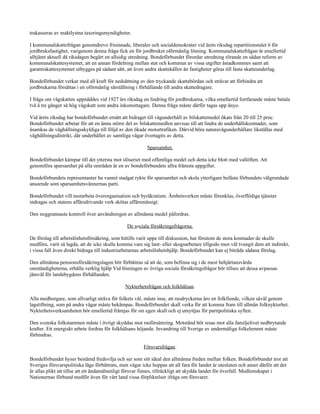 trakasseras av maktlystna taxeringsmyndigheter.

I kommunalskattefrågan genomdrevo frisinnade, liberaler och socialdemokrater vid årets riksdag repartitionstalet 6 för
jordbruksfastighet, varigenom denna fråga fick en för jordbruket oförmånlig lösning. Kommunalskattefrågan är emellertid
alltjämt aktuell då riksdagen begärt en allsidig utredning. Bondeförbundet förordar utredning rörande en sådan reform av
kommunalskattesystemet, att en annan fördelning mellan stat och kommun av vissa utgifter åstadkommes samt att
garantiskattesystemet utbygges på sådant sätt, att även andra skattekällor än fastigheter göras till fasta skatteunderlag.

Bondeförbundet verkar med all kraft för nedsättning av den tryckande skattebördan och strävar att förhindra att
jordbrukarna försättas i en oförmånlig särställning i förhållande till andra skattedragare.

I fråga om vägskatten uppnåddes vid 1927 års riksdag en lindring för jordbrukarna, vilka emellertid fortfarande måste betala
två å tre gånger så hög vägskatt som andra inkomsttagare. Denna fråga måste därför tagas upp ånyo.

Vid årets riksdag har bondeförbundet ernått att bidraget till vägunderhåll av bilskattemedel ökats från 20 till 25 proc.
Bondeförbundet arbetar för att en ännu större del av bilskattemedlen anvisas till att lindra de underhållskostnader, som
åsamkas de väghållningsskyldiga till följd av den ökade motortrafiken. Därvid böra naturavägunderhållare likställas med
väghållningsdistrikt, där underhållet av samtliga vägar övertagits av detta.

                                                          Sparsamhet.

Bondeförbundet kämpar till det yttersta mot slöseriet med offentliga medel och detta icke blott med vallöften. Att
genomföra sparsamhet på alla områden är en av bondeförbundets allra främsta uppgifter.

Bondeförbundets representanter ha vunnit stadgat rykte för sparsamhet och skola ytterligare befästa förbundets välgrundade
anseende som sparsamhetsvännernas parti.

Bondeförbundet vill motarbeta överorganisation och byråkratism. Ämbetsverken måste förenklas, överflödiga tjänster
indragas och statens affärsdrivande verk skötas affärsmässigt.

Den noggrannaste kontroll över användningen av allmänna medel påfordras.

                                                De sociala försäkringsfrågorna.

De förslag till arbetslöshetsförsäkring, som hittills varit uppe till diskussion, har förutom de stora kostnader de skulle
medföra, varit så lagda, att de icke skulle komma vare sig lant- eller skogsarbetare tillgodo men väl tvungit dem att indirekt,
i vissa fall även direkt bidraga till industriarbetarnas arbetslöshetshjälp. Bondeförbundet kan ej biträda sådana förslag.

Den allmänna pensionsförsäkringslagen bör förbättras så att de, som befinna sig i de mest behjärtansvärda
omständigheterna, erhålla verklig hjälp Vid lösningen av övriga sociala försäkringsfrågor bör tillses att dessa avpassas
jämväl för landsbygdens förhållanden.

                                               Nykterhetsfrågan och folkhälsan.

Alla medborgare, som allvarligt sträva för folkets väl, måste inse, att rusdryckerna äro en folkfiende, vilken såväl genom
lagstiftning, som på andra vägar måste bekämpas. Bondeförbundet skall verka för att komma fram till allmän folknykterhet.
Nykterhetsverksamheten bör emellertid främjas för sin egen skull och ej utnyttjas för partipolitiska syften.

Den svenska folkstammen måste i övrigt skyddas mot rasförsämring. Motstånd bör resas mot alla familjelivet nedbrytande
krafter. Ett energiskt arbete fordras för folkhälsans höjande. Invandring till Sverige av undermåliga folkelement måste
förhindras.

                                                        Försvarsfrågan.

Bondeförbundet hyser bestämd fredsvilja och ser som sitt ideal den allmänna freden mellan folken. Bondeförbundet tror att
Sveriges försvarspolitiska läge förbättrats, men vågar icke hoppas att all fara för landet är utesluten och anser därför att det
är allas plikt att tillse att ett ändamålsenligt försvar finnes, tillräckligt att skydda landet för överfall. Medlemskapet i
Nationernas förbund medför även för vårt land vissa förpliktelser ifråga om försvaret.
 