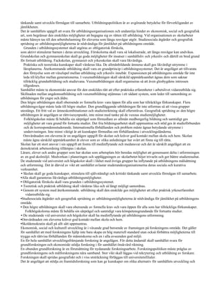 tänkande samt utveckla förmågan till samarbete. Utbildningspolitiken är av avgörande betydelse för förverkligandet av
jämlikheten.
Det är samhällets uppgift att svara för utbildningsorganisationen och undanröja hinder av ekonomisk, social och geografisk
art, som begränsar den enskildes möjligheter att begagna sig av rätten till utbildning. Vid organisationen av skolarbetet
måste hänsyn tas till den arbetsbelastning för eleverna som långa resvägar utgör. Studiesociala åtgärder och geografisk
spridning av utbildningsmöjligheterna är nödvändiga för jämlikhet på utbildningens område.
   Grunden i utbildningssystemet skall utgöras av obligatorisk förskola,
som aktivt stimulerar barnen i deras utveckling. Förskolorna skall vara så lokaliserade, att långa resvägar kan undvikas.
Grundskolan och gymnasieskolan skall ge goda möjligheter för insatser i samhällsliv och yrkesliv och därtill en bred grund
för fortsatt utbildning. Fackskolan, gymnasiet och yrkesskolan skall vara likvärdiga.
   Praktiska och teoretiska kunskaper skall värderas lika. De allmänbildande ämnena skall ges likvärdigt utrymme i
   läroplanerna. Återkommande utbildning skall vara en grundprincip i utbildningssystemet. Det är angeläget att tillvarata
   den förnyelse som ett växelspel mellan utbildning och yrkesliv innebär. Expansionen på utbildningens område får inte
   leda till klyftor mellan generationerna. I vuxenutbildningen skall särskild uppmärksamhet ägnas dem som saknar
   tillräcklig grundutbildning och studievana. Vuxenutbildningen skall organiseras så att även glesbygdens intressen
   tillgodoses.
Samhället måste ta ekonomiskt ansvar för den enskildes rätt att efter praktiska erfarenheter i arbetslivet vidareutbilda sig.
Skillnaden mellan ungdomsutbildning och vuxenutbildning utjämnas i ett sådant system, som leder till samordning av
utbildningen för yngre och äldre.
Den högre utbildningen skall oberoende av formella krav vara öppen för alla som har tillräckliga förkunskaper. Flera
utbildningsvägar måste leda till högre studier. Den grundläggande utbildningen får inte utformas så att vissa grupper
utestängs. Ett fritt val av ämneskombinationer och studieinriktning skall eftersträvas. Geografisk spridning av den högre
utbildningen är angelägen ur rättvisesynpunkt, inte minst med tanke på de vuxnas studiemöjligheter.
   Folkhögskolan måste få behålla sin särprägel som förmedlare av allmän medborgerlig bildning och samtidigt ges
   möjligheter att vara grund för fortsatta studier. Det fria bildningsarbetet skall uppmuntras och stöd ges åt studieförbunden
   och de korrespondensstuderande. Internationella förhållanden och problem måste ägnas betydande utrymme i
   undervisningen. Inte minst viktigt är att kunskaper förmedlas om förhållandena i utvecklingsländerna.
   Omvårdnaden om eleverna är en angelägen uppgift för skolan och kräver god kontakt mellan skola och hem. Skolan
   måste ägna särskild uppmärksamhet åt elever som av olika anledningar har svårt att finna sig till rätta.
Skolan har ett stort ansvar i sin uppgift att fostra till medinflytande och medansvar och det är särskilt angeläget att en
demokratisk arbetsordning tillämpas i skolan.
Lärare, elever och andra grupper som har skolan som arbetsplats bör beredas möjlighet att gemensamt delta i utformningen
av en god skolmiljö. Medverkan i planeringen och uppläggningen av skolarbetet höjer trivseln och ger bättre studieresultat.
De studerande vid universitet och högskolor skall i likhet med övriga grupper ha inflytande på utbildningens målsättning
och utformning. Det är därvid av vikt att samhället avlastar studerandeorganisationerna deras sociala och kurativa
verksamhet.
 • Skolan skall ge goda kunskaper, stimulera till självständigt och kritiskt tänkande samt utveckla förmågan till samarbete.
•Alla skall garanteras likvärdiga utbildningsmöjligheter.
• Obligatorisk förskola skall vara grunden i utbildningssystemet.
• Teoretisk och praktisk utbildning skall värderas lika och så långt möjligt samordnas.
• Genom ett system med återkommande. utbildning skall den enskilde ges möjligheter att efter praktisk yrkeserfarenhet
     vidareutbilda sig.
•Studiesociala åtgärder och geografisk spridning av utbildningsmöjligheterna är nödvändiga för jämlikhet på utbildningens
område.
• Den högre utbildningen skall vara oberoende av formella krav och vara öppen för alla som har tillräckliga förkunskaper.
     Folkhögskolorna måste få behålla sin särprägel och samtidigt vara kömpetensgrundande för fortsatta studier.
• De studerande vid universitet och högskolor skall ha medinflytande på utbildningens utformning.
•Omvårdnaden om eleverna kräver god kontakt mellan skola och hem.
•Skoldemokratin skall på allt sätt uppmuntras.
Ekonomisk, social och kulturell utveckling är i växande grad beroende av framstegen på forskningens område. Det gäller
för samhället att med forskningens hjälp inte bara skapa en hög materiell standard utan också förbättra möjligheterna till
trygga och rättvisa förhållanden för människorna och en i alla avseenden god miljö.
En för hela samhället utvecklingsfrämjande forskning är angelägen. För detta ändamål skall samhället svara för
grundforskningen och ekonomiskt stödja forskning i för samhället önskvärd riktning.
En obunden grundforskning är en förutsättning för nydanande forskningsarbete. Forskningspolitiken måste präglas av
grundforskningens och målforskningens nära samband. Stor vikt skall läggas vid rekrytering och utbildning av forskare.
Forskningen skall spridas geografiskt och i viss utsträckning förläggas till universitetsfilialer.
Det är angeläget att stödja en framtidsforskning som kan ge kunskaper om olika alternativ för samhällets utveckling och
 