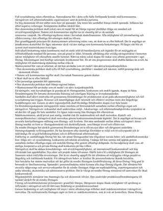 Full sysselsättning måste eftersträvas. Statsmakterna bör i detta syfte hålla fortlöpande kontakt med kommunerna,
näringslivets och arbetsmarknadens organisationer samt de politiska partierna.
En hög ekonomisk tillväxt ställer stora krav på sparandet. Inte minst bör samhället främja enskilt sparande. Inflation har
alltid negativa verkningar. Småspararna drabbas särskilt hårt.
Den ekonomiska politiken skall också vara ett medel för att främja regional jämlikhet ifråga om standard och
utvecklingsmöjligheter. Statens och kommunernas utgifter tar en väsentlig del av de samlade
resurserna i anspråk. De offentliga utgifterna måste i huvudsak skattefinansieras: Alla möjligheter till rationalisering och
effektivisering i den offentliga förvaltningen skall tas tillvara.
Den grundläggande principen för skattesystemets utformning måste vara, att skatt tas ut efter bärkraft. Det är angeläget att
åstadkomma skattefrihet för lägre inkomster såväl vid den statliga som kommunala beskattningen. På längre sikt bör ett
system med minimiinkomst övervägas.
Individuell beskattning måste kombineras med ett starkt stöd till barnfamiljerna och åtgärder för att möjliggöra en
tillfredsställande standard för personer, som på grund av ålder, bristande utbildning eller ensidig näringsstruktur i hemorten
saknar möjligheter till yrkesarbete utanför hemmet. Rättvisa måste också skapas för makar som arbetar gemensamt i eget
företag. Inkomsttagare med kraftigt varierande årsinkomster bör, för att inte progressionen skall drabba hårdare än avsett, ha
möjligheter till skattemässig utjämning mellan olika år.
Skattesystemet bör vara så utformat, att det kan användas som ett medel i den aktiva konjunkturpolitiken.
• Den ekonomiska politiken skall syfta till full sysselsättning, jämlikhet i standard och inkomst, stabilt penningvärde och
     ekonomisk tillväxt.
• Statens och kommunernas utgifter skall i huvudsak finansieras genom skatter.
• Skatt skall tas ut efter bärkraft.
• Det personliga sparandet bör uppmuntras.
• Den ekonomiska politiken skall främja regional balans.
• Skattesystemet bör användas som ett medel i en aktiv konjunkturpolitik.
Ett näringsliv, som huvudsakligen är grundat på fri företagsamhet, konkurrens och enskilt ägande, skapar de bästa
förutsättningarna för fortsatta ekonomiska framsteg och ytterligare höjning av levnadsstandarden.
Samhället skall aktivt medverka till gynnsamma förutsättningar för produktionen så att goda utkomstmöjligheter och full
sysselsättning kan tryggas. Resurser och naturtillgångar skall rationellt och effektivt utnyttjas inom den långsiktiga
hushållningens ram. Genom en aktiv regionalpolitik skall likvärdiga förhållanden skapas över hela landet.
En förutsättningsskapande näringspolitik måste innefatta ett förtroendefullt samarbete mellan offentliga organ och
näringslivet. Näringslivets verksamhet skall underordnas miljö-, lokaliserings- och arbetsmarknadspolitiska synpunkter så
att den blir till gagn för hela samhället. En öppen redovisning från företagen bör eftersträvas.
Maktkoncentration, såväl privat som statlig, innebär risk för maktmissbruk och skall motverkas. Kartell- och
monopolföreteelser i näringslivet skall motverkas genom konkurrensstimulerande åtgärder. Det är angeläget att bevara och
utveckla familjeföretagens ställning som företags- och livsform. Det nära sambandet mellan arbete och kapital i dessa
företag innebär en form av företagsdemokrati och direktinflytande, som främjar trivsel och effektivitet.
De mindre företagen har särskilt gynnsamma förutsättningar att ta tillvara nya idéer och därigenom underlätta
framstegsskapande nyföretagsamhet. De har dessutom ofta väsentliga företräden ur miljö och trivselsynpunkt och är
nödvändiga för en god befolkningsbalans och en differentierad arbetsmarknad.
Etablering av samhällsägda företag bör ske, när annan företagsamhet inte tillgodoser sociala behov och samhällsekonomiska
krav ifråga om t ex sysselsättning, konkurrens och teknisk utveckling. I många fall kan samma mål uppnås genom
samarbete mellan offentliga organ och enskilda företag eller genom offentligt delägande. En huvudprincip skall vara, att
statliga, kooperativa och privata företag skall konkurrera på lika villkor.
Näringslivet skall ha sådana konsoliderings- och utvecklingsmöjligheter, att internationell konkurrenskraft och hög
tillväxttakt kan upprätthållas. Nya ideer och projekt måste tillvaratas. Härför krävs bl a möjligheter för företagen att
finansiera också riskfyllda investeringar. Det är en väsentlig uppgift för det allmänna att möjliggöra viktiga projekt av
långsiktig och riskbärande karaktär. För näringslivets behov av krediter får pensionsfonderna ökande betydelse.
Stor betydelse har statens medverkan när det gäller de mindre företagens kreditförsörjning, då dessa företag i hög grad är
beroende av lånefinansiering. Sparandet i pensionsfonderna måste komma alla slags företag tillgodo. Det allmänna bör
utveckla rådgivnings och serviceverksamhet för de mindre företagen ifråga om marknadsföring, exportorganisation och
andra tekniska, ekonomiska och administrativa problem. Det är viktigt att mindre företag stimuleras till samverkan för ökad
konkurrenskraft.
Högräntepolitik stimulerar inte framstegsvilja och ekonomisk tillväxt. Den snedvrider produktionsförutsättningarna till
nackdel särskilt för de mindre företagen.
Företag och kreditinstitutioner på kooperativ grund bör främjas. Därigenom skapas ökade möjligheter till spridning av
inflytandet i näringslivet och till rättvisare fördelning av produktionsresultatet.
Genom beskattning av och möjligheter till insyn i större allmännyttiga stiftelser skall maktkoncentration i näringslivet
motverkas. De multinationella företagen utgör en form av maktkoncentration, som är svår att kontrollera. Dessa företag
 