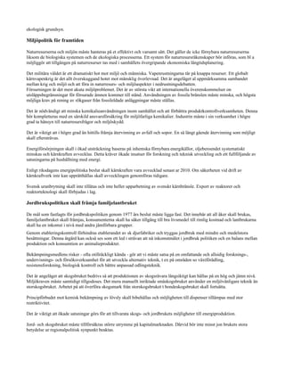 ekologisk grundsyn.

Miljöpolitik för framtiden

Naturresurserna och miljön måste hanteras på et effektivt och varsamt sätt. Det gäller de icke förnybara naturresurserna
liksom de biologiska systemen och de ekologiska processerna. Ett system för naturresursräkenskaper bör införas, som bl a
möjliggör att tillgången på naturresurser tas med i samhällets övergripande ekonomiska långtidsplanering.

Det militära våldet är ett dramatiskt hot mot miljö och människa. Vapenrustningarna tär på knappa resurser. Ett globalt
kärnvapenkrig är det allt överskuggand hotet mot mänsklig överlevnad. Det är angeläget al uppmärksamma sambandet
mellan krig och miljö och att föra in naturresurs- och miljöaspekter i nedrustningsdebatten.
Försurningen är det mest akuta miljöproblemet. Det är av största vikt att internationella överenskommelser on
utsläppsbegränsningar för försurade ämnen kommer till stånd. Användningen av fossila bränslen måste minska, och högsta
möjliga krav på rening av rökgaser från fossileldade anläggningar måste ställas.

Det är nödvändigt att minska kemikalieanvändningen inom samhället och att förbättra produktkontrollverksamheten. Denna
bör kompletteras med en särskild ansvarsförsäkring för miljöfarliga kemikalier. Industrin måste i sin verksamhet i högre
grad ta hänsyn till naturresursfrågor och miljöskydd.

Det är viktigt att i högre grad än hittills främja återvinning av avfall och sopor. En så långt gående återvinning som möjligt
skall eftersträvas.

Energiförsörjningen skall i ökad utsträckning baseras på inhemska förnybara energikällor, oljeberoendet systematiskt
minskas och kärnkraften avvecklas. Detta kräver ökade insatser för forskning och teknisk utveckling och ett fullföljande av
satsningarna på hushållning med energi.

Enligt riksdagens energipolitiska beslut skall kärnkraften vara avvecklad senast ar 2010. Om säkerheten vid drift av
kärnkraftverk inte kan upprätthållas skall avvecklingen genomföras tidigare.

Svensk uranbrytning skall inte tillåtas och inte heller upparbetning av svenskt kärnbränsle. Export av reaktorer och
reaktorteknologi skall förbjudas i lag.

Jordbrukspolitiken skall främja familjelantbruket

De mål som fastlagts för jordbrukspolitiken genom 1977 års beslut måste ligga fast. Det innebär att all åker skall brukas,
familjelantbruket skall främjas, konsumenterna skall ha säker tillgång till bra livsmedel till rimlig kostnad och lantbrukarna
skall ha en inkomst i nivå med andra jämförbara grupper.
Genom etableringskontroll förhindras etablerandet av sk djurfabriker och tryggas jordbruk med mindre och medelstora
besättningar. Denna åtgärd kan också ses som ett led i strävan att nå inkomstmålet i jordbruk politiken och en balans mellan
produktion och konsumtion av animalieprodukter.

Bekämpningsmedlens risker - ofta otillräckligt kända - gör att vi måste satsa på en omfattande och allsidig forsknings-,
undervisnings- och försöksverksamhet för att utveckla alternativ teknik, t ex på områden so växtförädling,
resistensforskning, biologisk kontroll och bättre anpassad odlingsteknik.

Det är angeläget att skogsbruket bedrivs så att produktionen av skogsråvara långsiktigt kan hållas på en hög och jämn nivå.
Miljökraven måste samtidigt tillgodoses. Det mera manuellt inriktade småskogsbruket använder en miljövänligare teknik än
storskogsbruket. Arbetet på att överföra skogsmark från storskogsbruket t bondeskogsbruket skall fortsätta.

Principförbudet mot kemisk bekämpning av lövsly skall bibehållas och möjligheten till dispenser tillämpas med stor
restriktivitet.

Det är viktigt att ökade satsningar görs för att tillvarata skogs- och jordbrukets möjligheter till energiproduktion.

Jord- och skogsbruket måste tillförsäkras större utrymme på kapitalmarknaden. Därvid bör inte minst jon brukets stora
betydelse ur regionalpolitisk synpunkt beaktas.
 